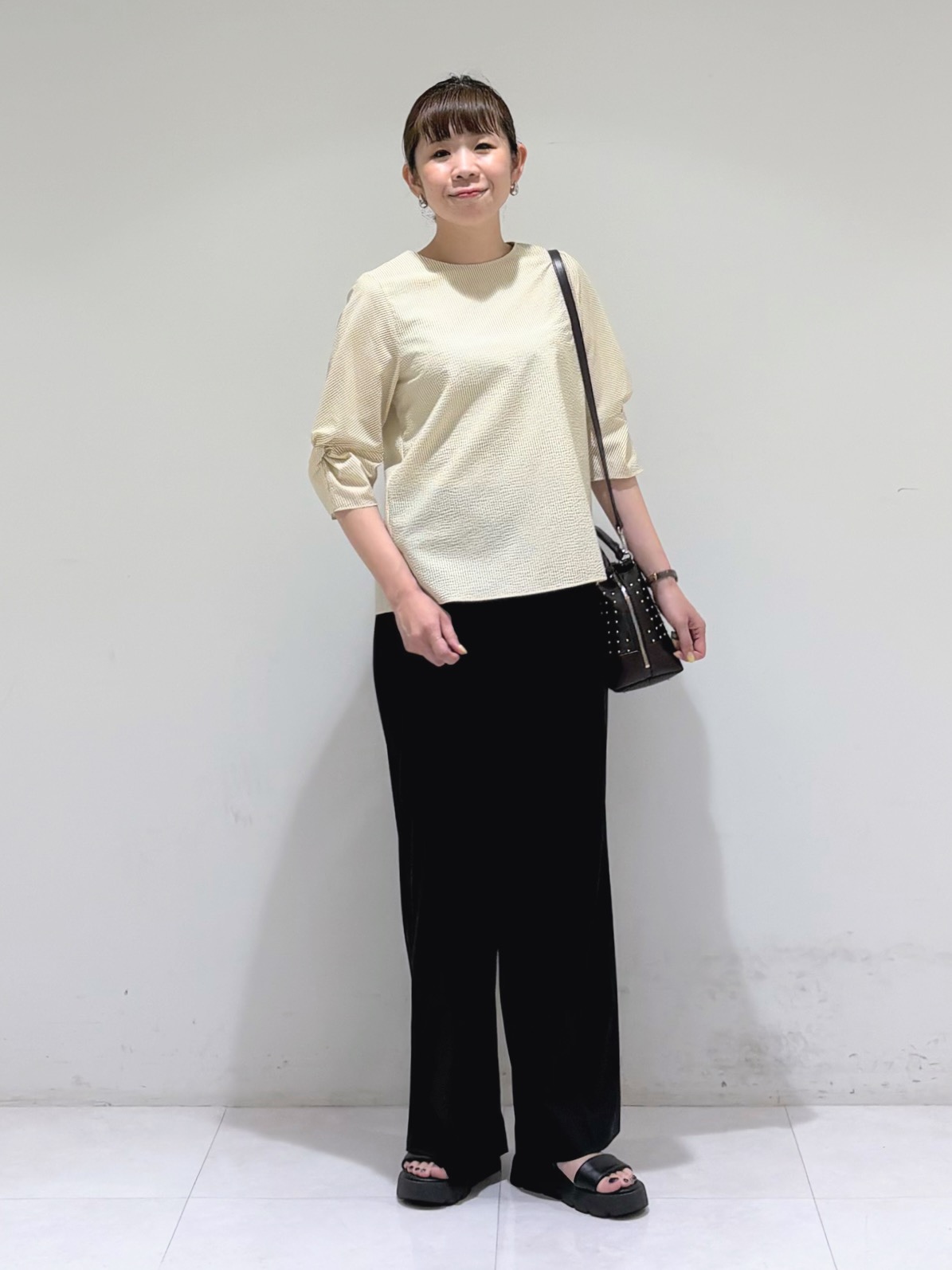 tsuyuさんの「INDIVI｜【楽ちん出し入れ】ミニスタッズ 2WAYハンドバッグ」を使ったコーディネート