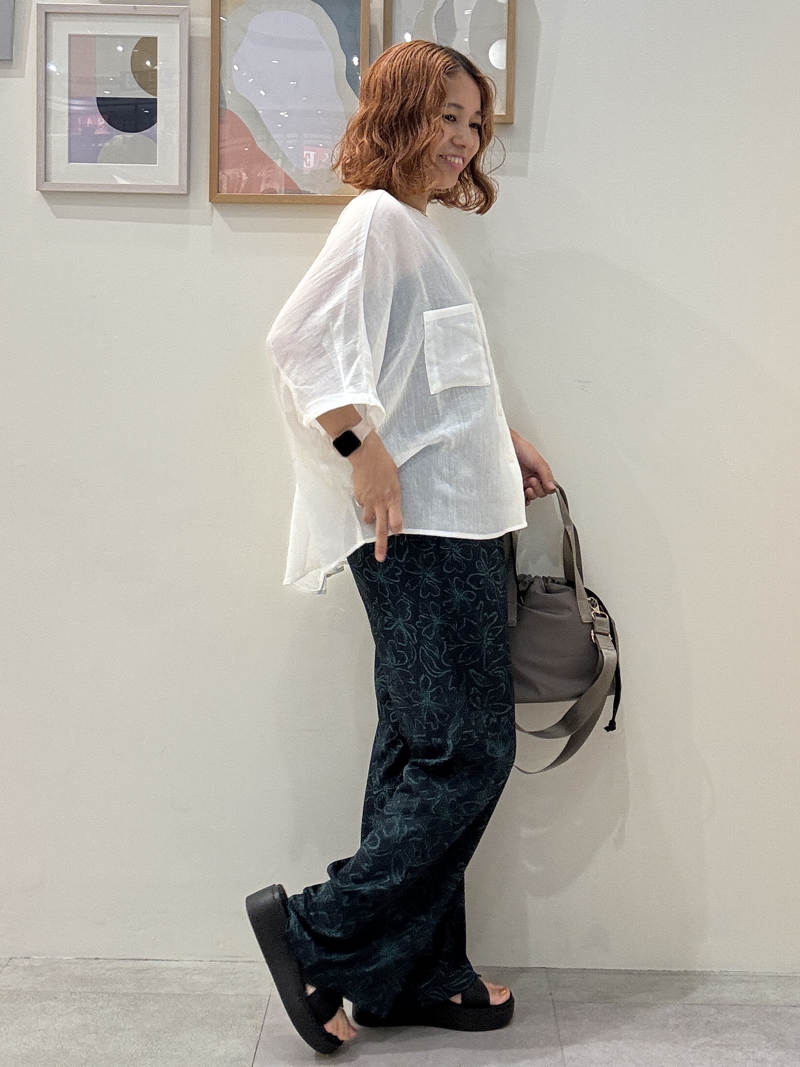 たけぴさんの「SHOO･LA･RUE｜【洗濯機可/選べる6色】程よいシアー感が涼し気 ゆったりワッシャードルマンブラウス」を使ったコーディネート