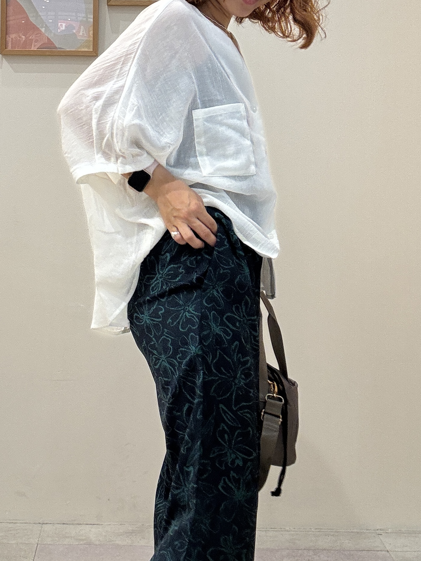 たけぴさんの「SHOO･LA･RUE｜【洗濯機可/選べる6色】程よいシアー感が涼し気 ゆったりワッシャードルマンブラウス」を使ったコーディネート