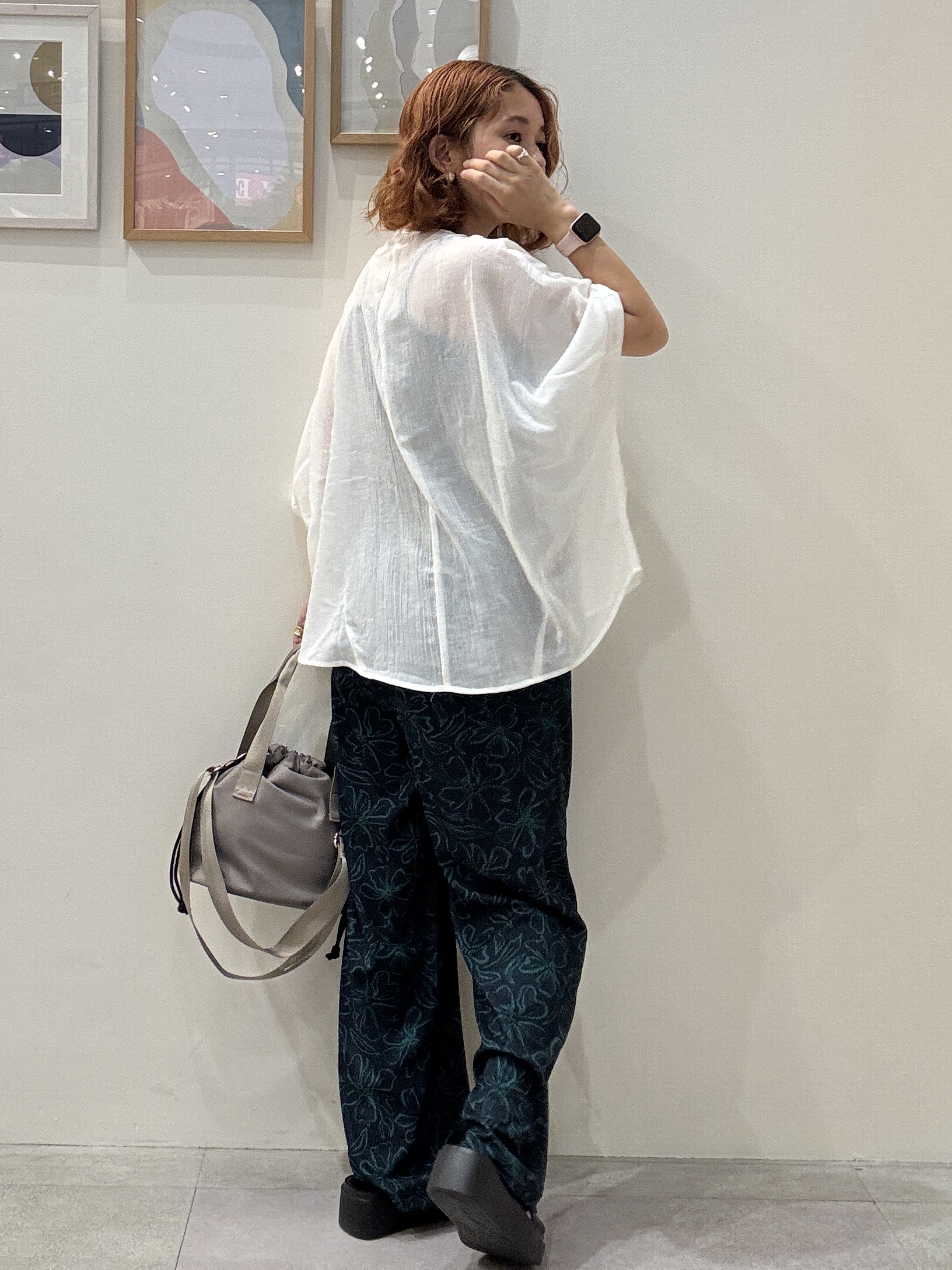 たけぴさんの「SHOO･LA･RUE｜【洗濯機可/選べる6色】程よいシアー感が涼し気 ゆったりワッシャードルマンブラウス」を使ったコーディネート