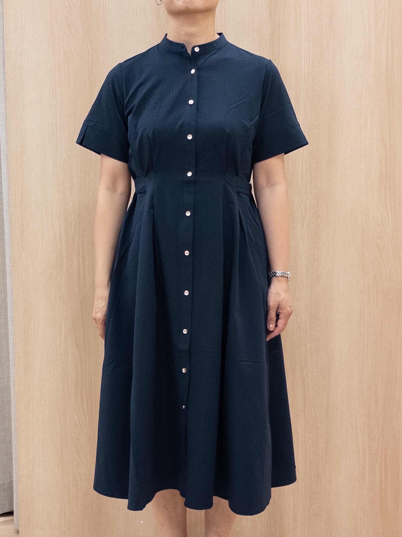 シュウコさんの「grove｜【低身長さんも選べる着丈/UV・シワになりにくいetc】涼やかさも、きちんとも叶うワンピース」を使ったコーディネート