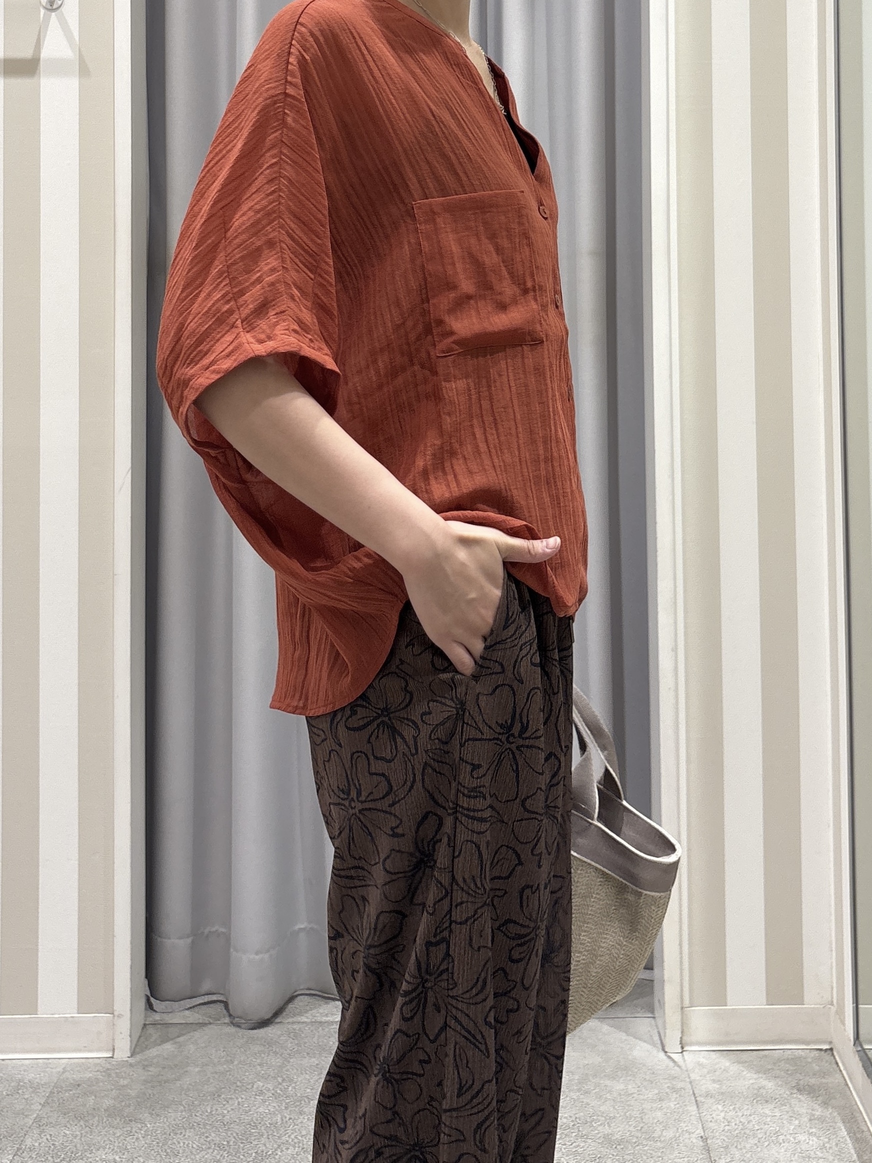 Rikaさんの「SHOO･LA･RUE｜【洗濯機可/選べる6色】程よいシアー感が涼し気 ゆったりワッシャードルマンブラウス」を使ったコーディネート