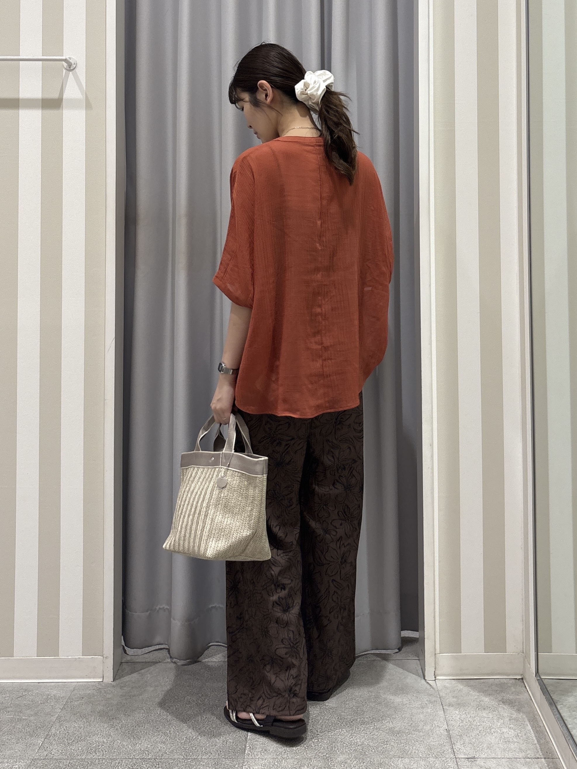 Rikaさんの「SHOO･LA･RUE｜【洗濯機可/選べる6色】程よいシアー感が涼し気 ゆったりワッシャードルマンブラウス」を使ったコーディネート