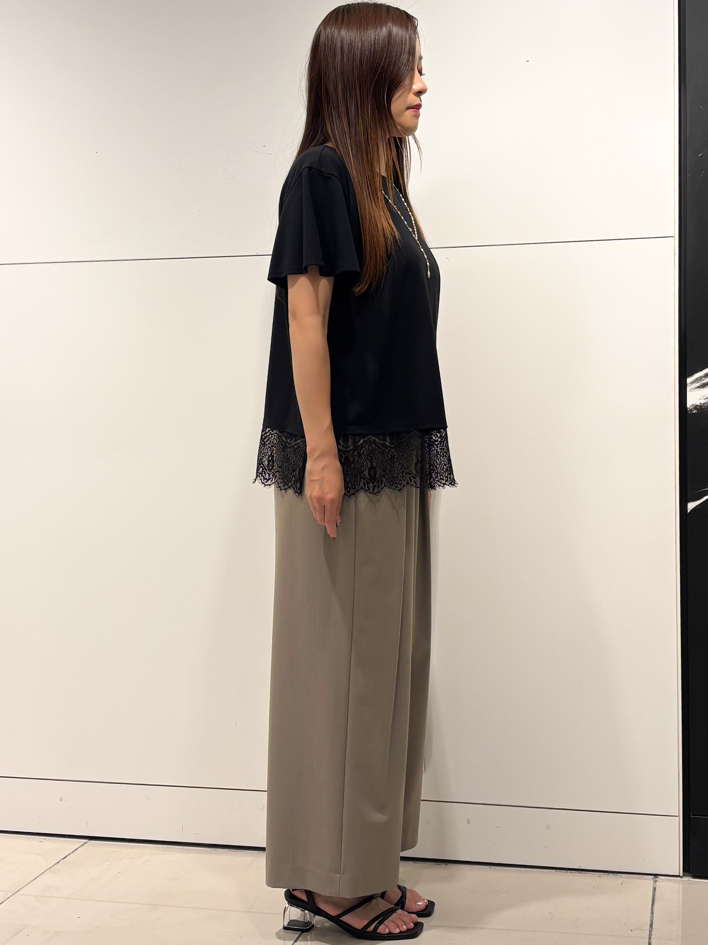 シオンさんの「COUP DE CHANCE｜【手洗い可／日本製／接触冷感】裾レースカットソー」を使ったコーディネート