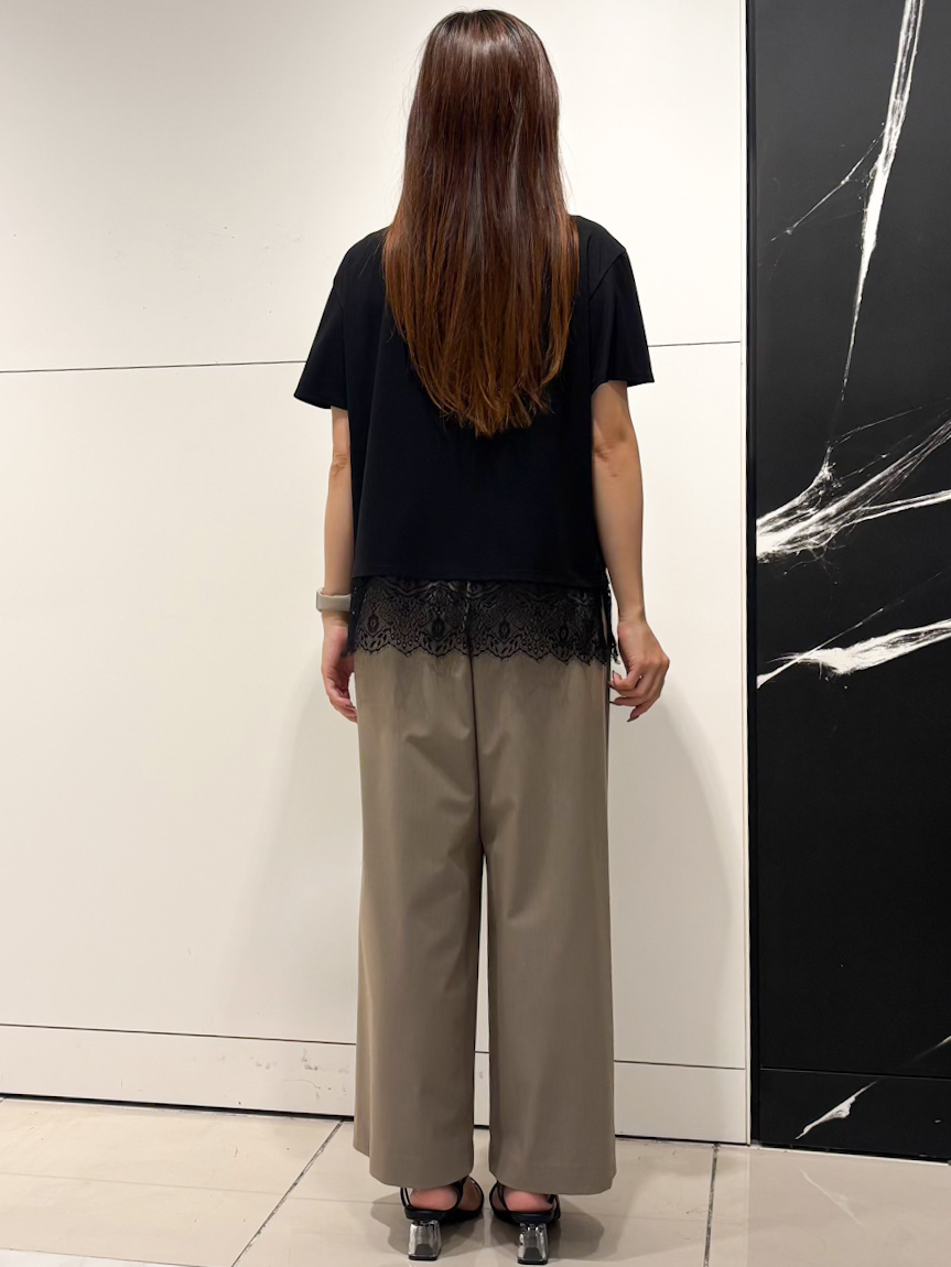 シオンさんの「COUP DE CHANCE｜【手洗い可／日本製／接触冷感】裾レースカットソー」を使ったコーディネート