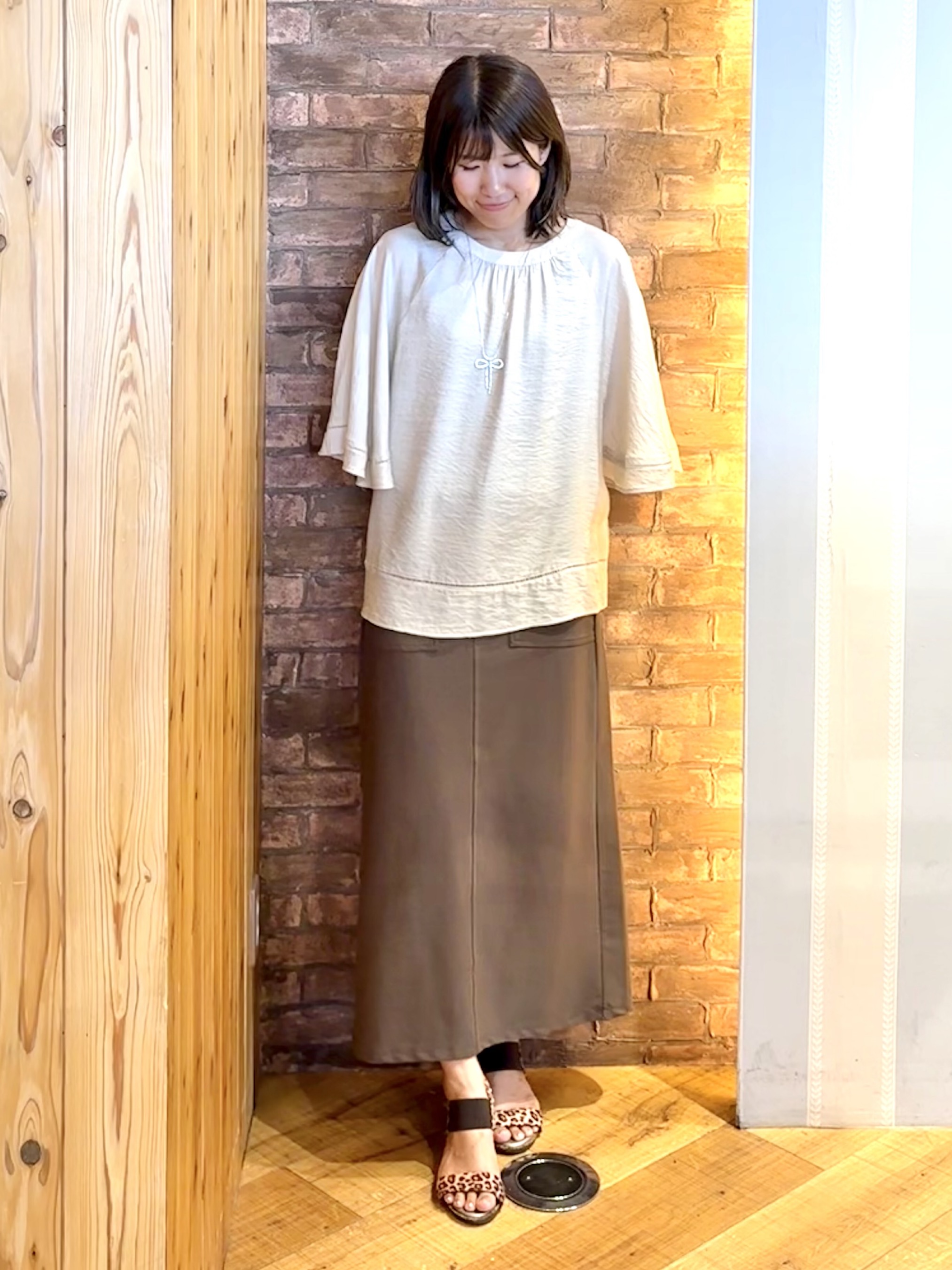 mieさんの「SHOO･LA･RUE｜【S-LL/洗濯機可/体型カバー】はしごレースがポイント スラブポンチョ風ブラウス」を使ったコーディネート