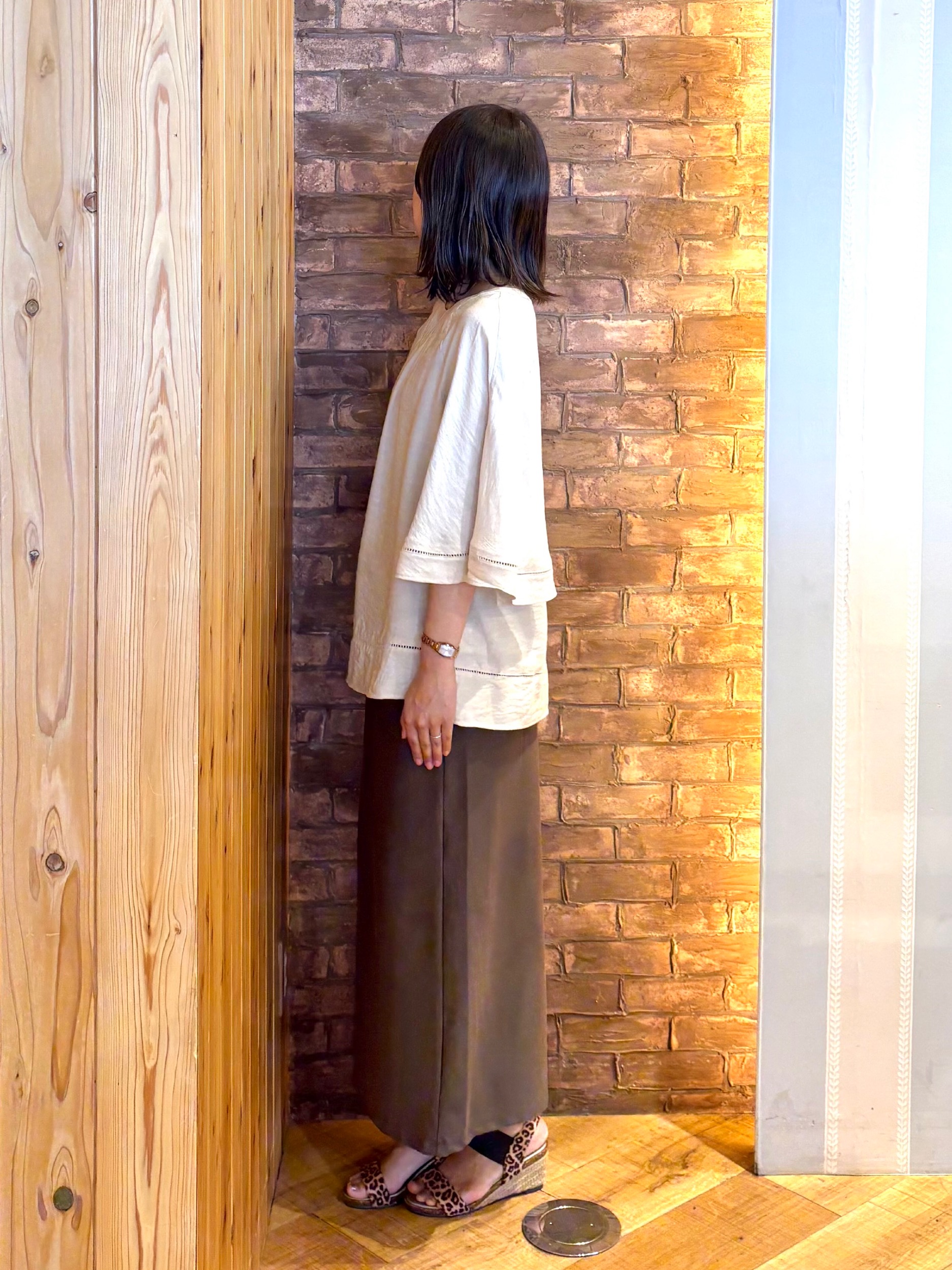 mieさんの「SHOO･LA･RUE｜【S-LL/洗濯機可/体型カバー】はしごレースがポイント スラブポンチョ風ブラウス」を使ったコーディネート