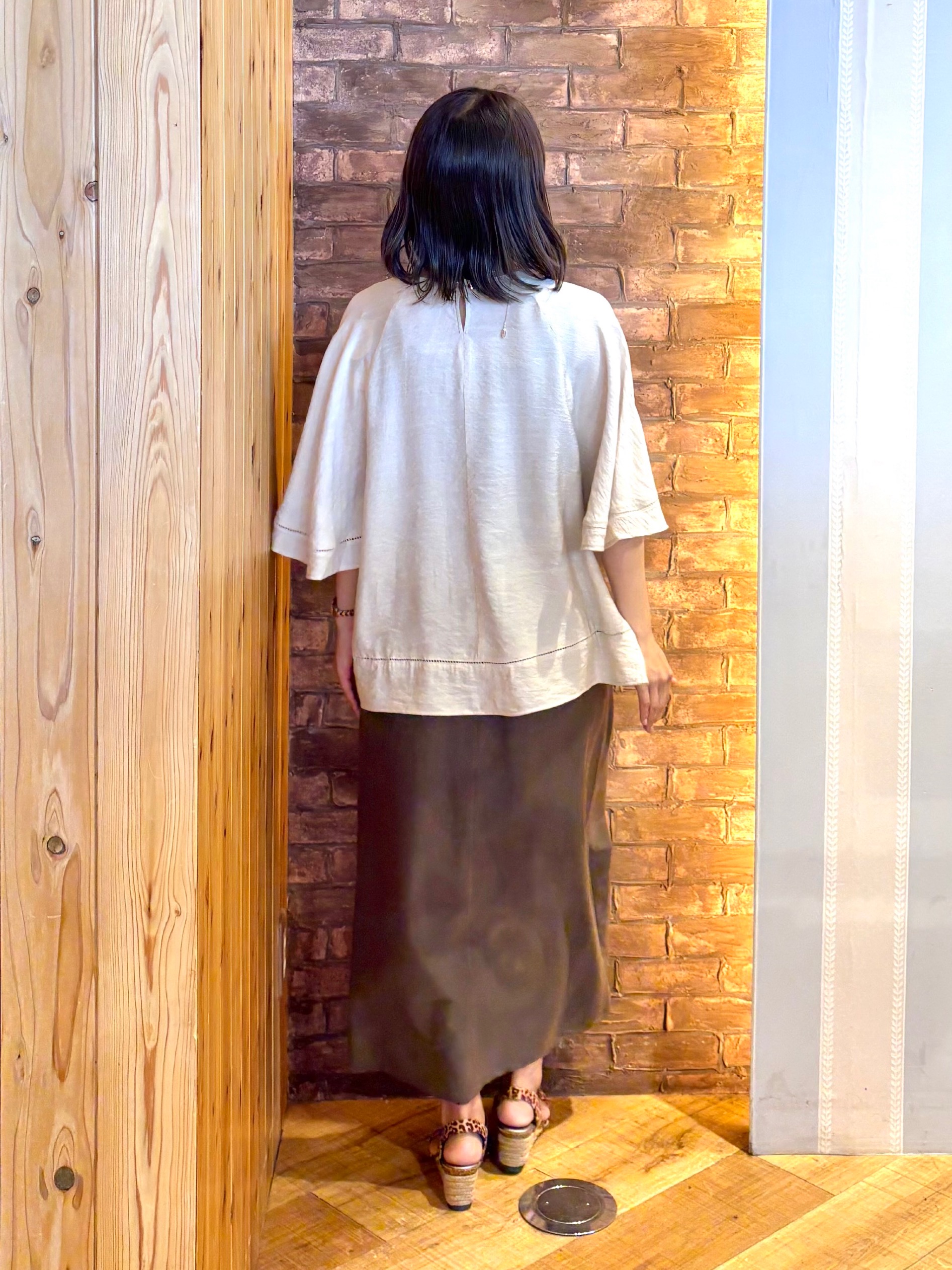 mieさんの「SHOO･LA･RUE｜【S-LL/洗濯機可/体型カバー】はしごレースがポイント スラブポンチョ風ブラウス」を使ったコーディネート