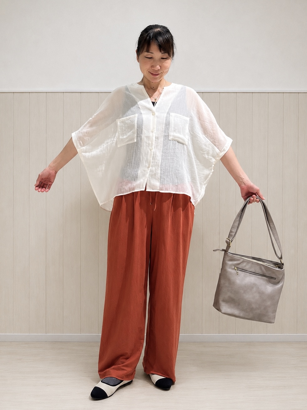 まつみさんの「SHOO･LA･RUE｜【洗濯機可/選べる6色】程よいシアー感が涼し気 ゆったりワッシャードルマンブラウス」を使ったコーディネート
