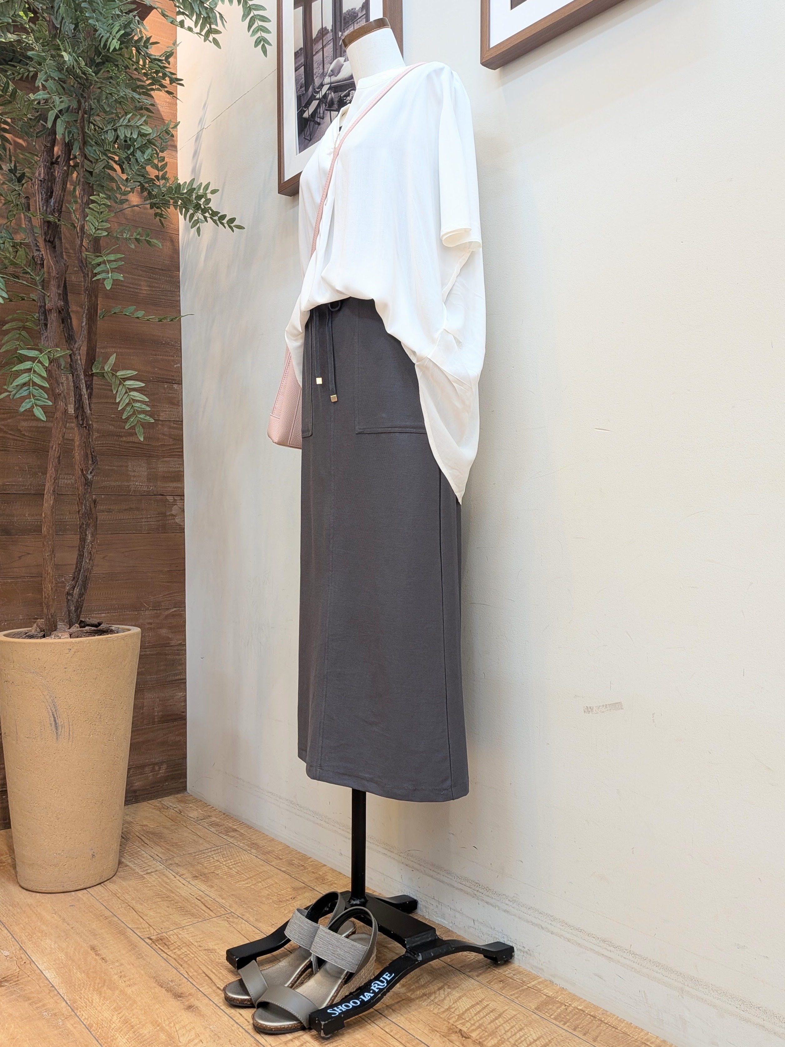 うっちーさんの「SHOO･LA･RUE｜【洗濯機可/体型カバー】とろみタックスキッパーブラウス」を使ったコーディネート