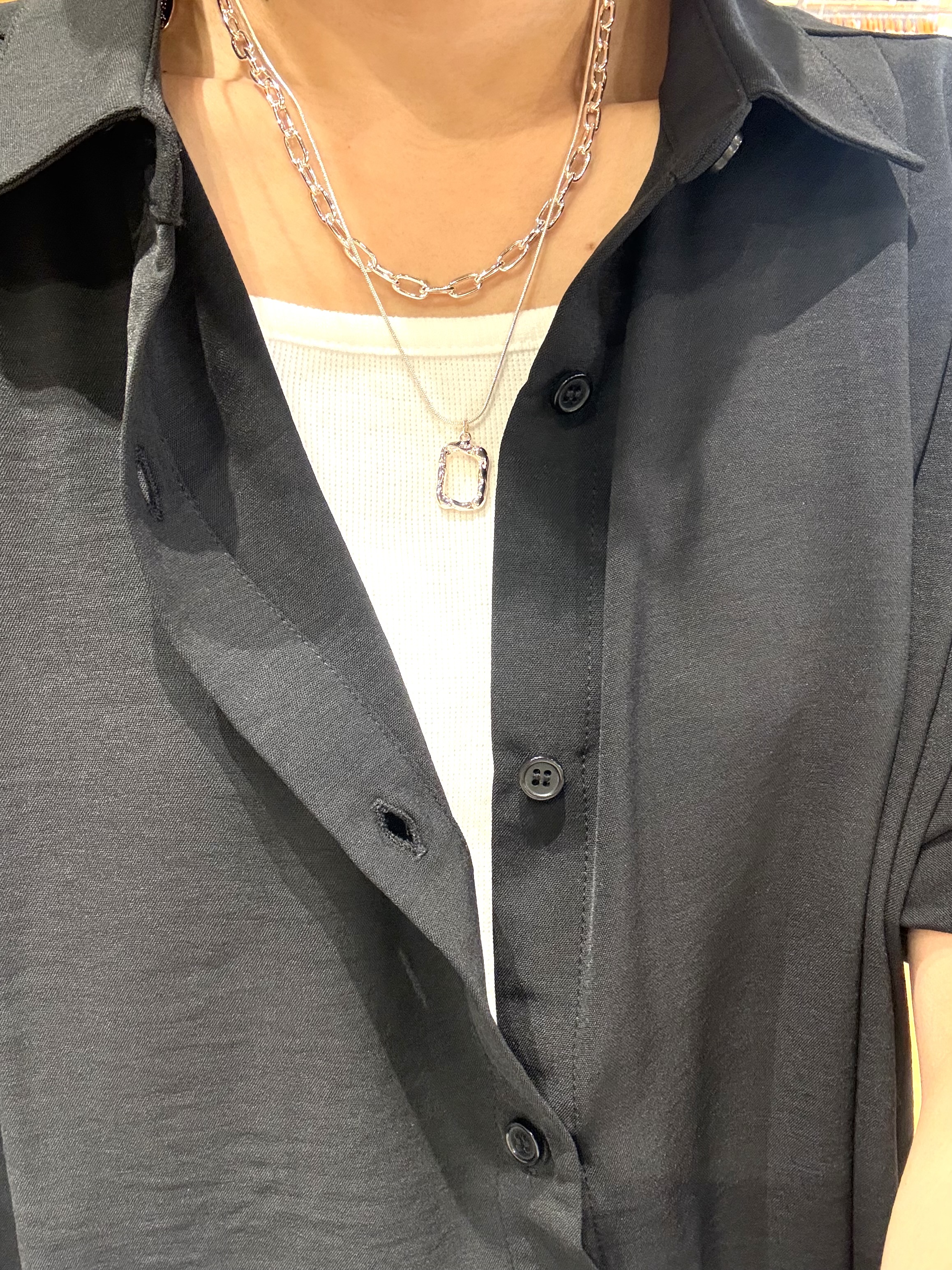 mieさんの「SHOO･LA･RUE｜【洗濯後しわになりにくい/体型カバー】二の腕も隠せる　お袖ロールアップ半袖シャツ」を使ったコーディネート