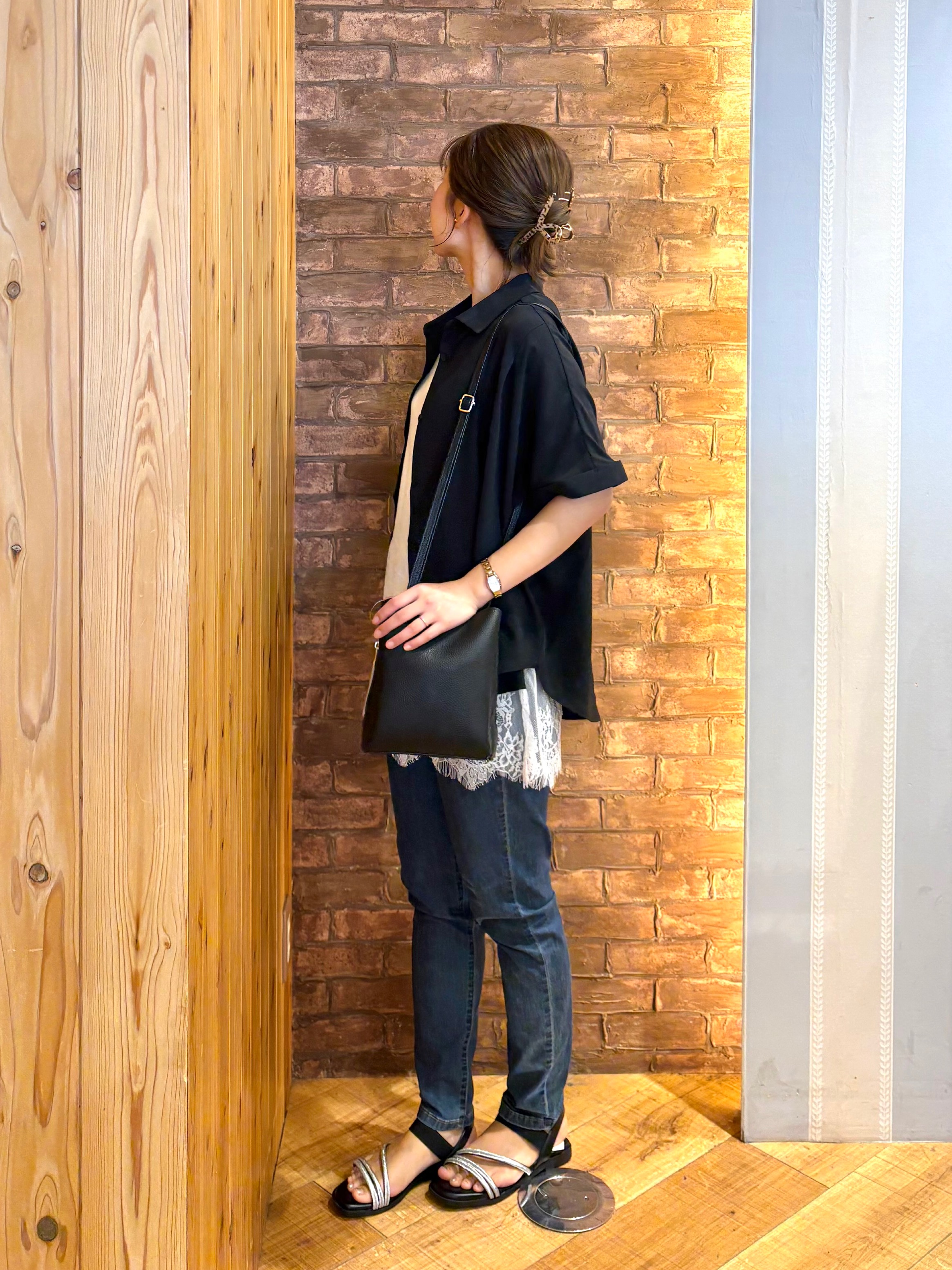 mieさんの「SHOO･LA･RUE｜【洗濯後しわになりにくい/体型カバー】二の腕も隠せる　お袖ロールアップ半袖シャツ」を使ったコーディネート