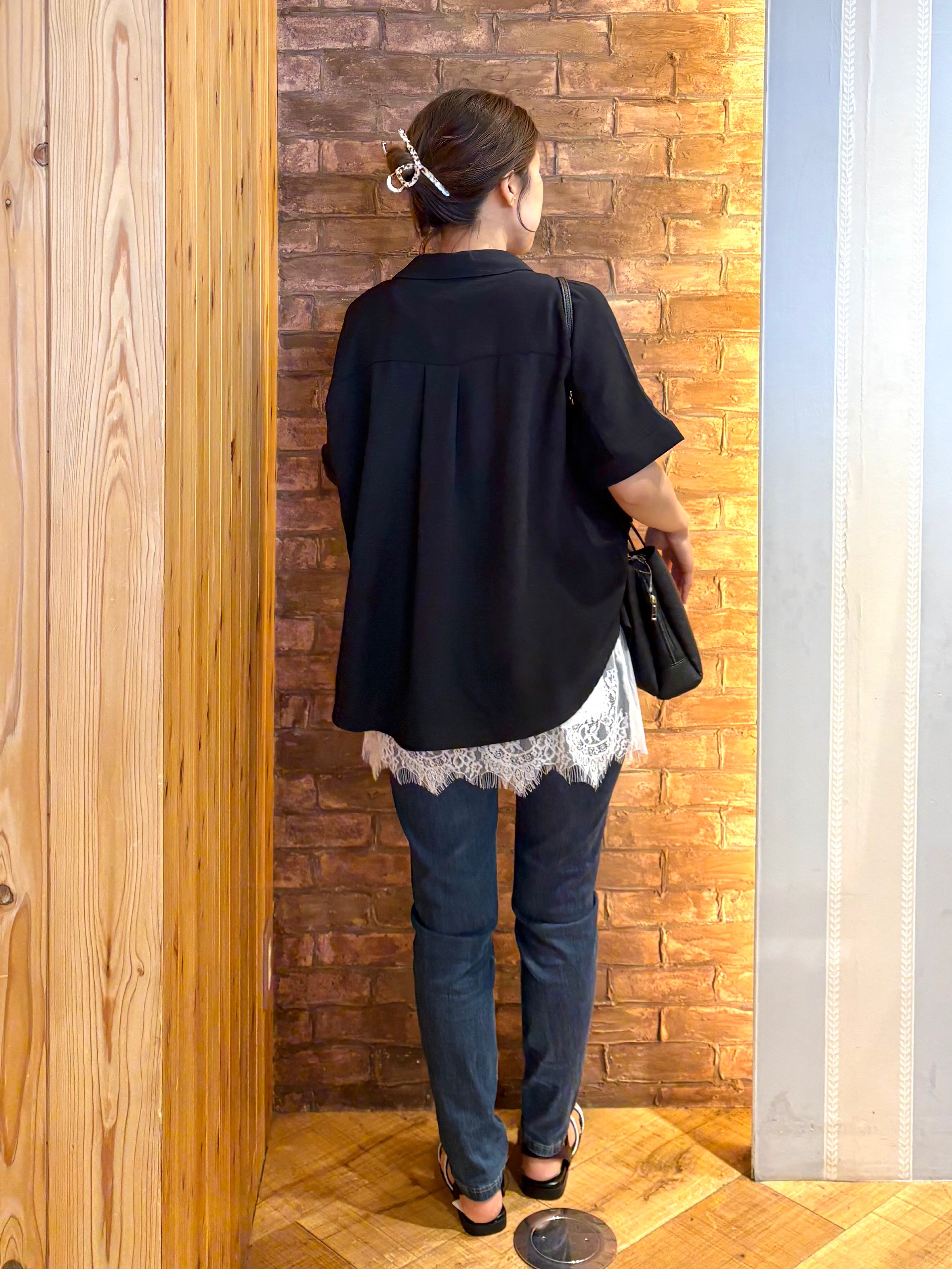 mieさんの「SHOO･LA･RUE｜【洗濯後しわになりにくい/体型カバー】二の腕も隠せる　お袖ロールアップ半袖シャツ」を使ったコーディネート