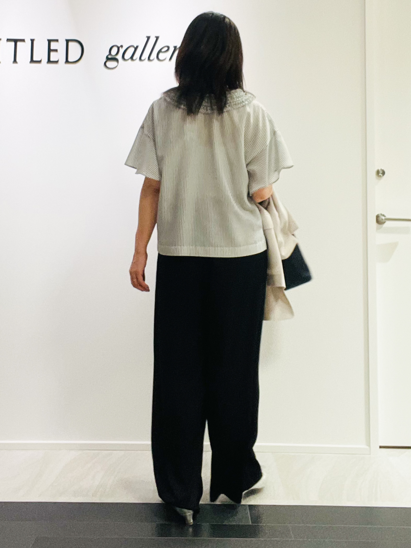 めいさんの「UNTITLED｜【接触冷感/通気性/洗える】Vネックフリルブラウス」を使ったコーディネート
