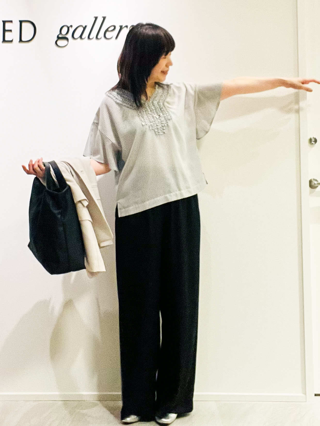 めいさんの「UNTITLED｜【接触冷感/通気性/洗える】Vネックフリルブラウス」を使ったコーディネート