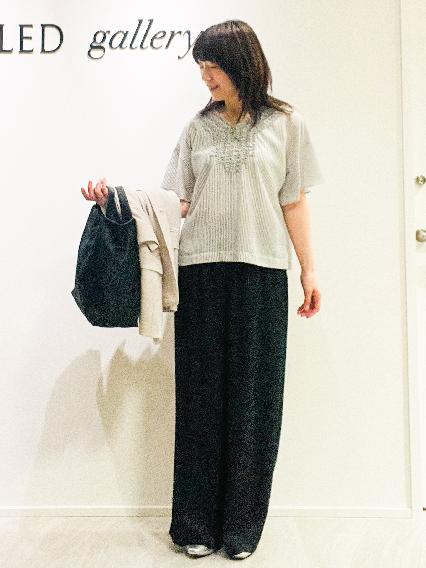 めいさんの「UNTITLED｜【接触冷感/通気性/洗える】Vネックフリルブラウス」を使ったコーディネート