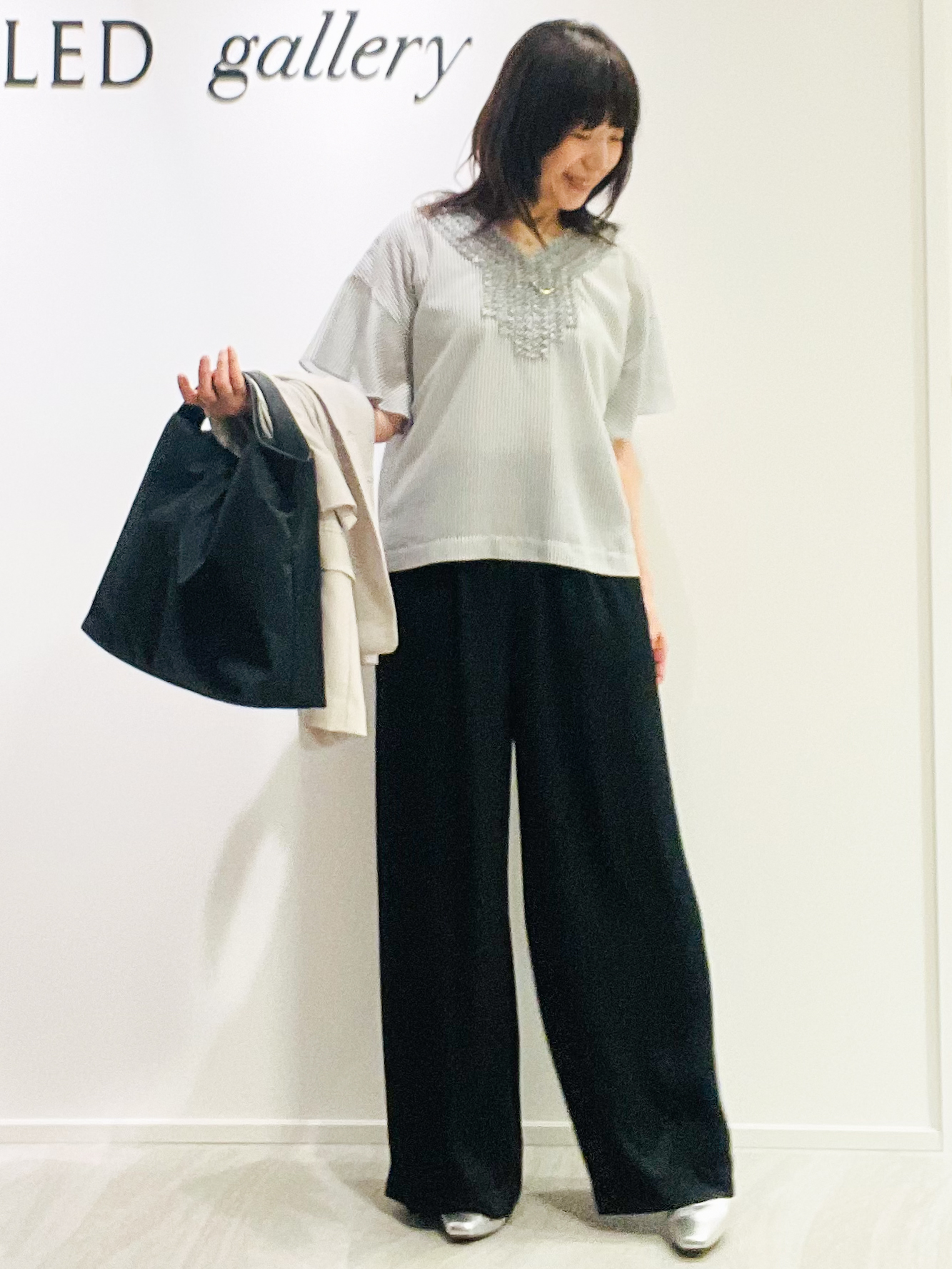めいさんの「UNTITLED｜【接触冷感/通気性/洗える】Vネックフリルブラウス」を使ったコーディネート