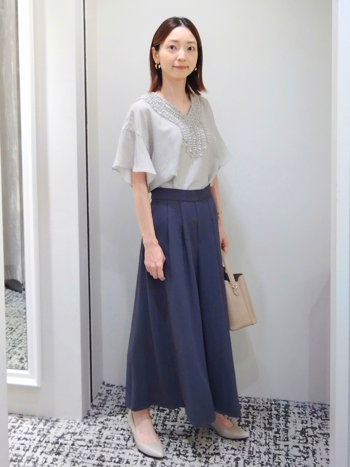 terumiさんの「UNTITLED｜【接触冷感/通気性/洗える】Vネックフリルブラウス」を使ったコーディネート