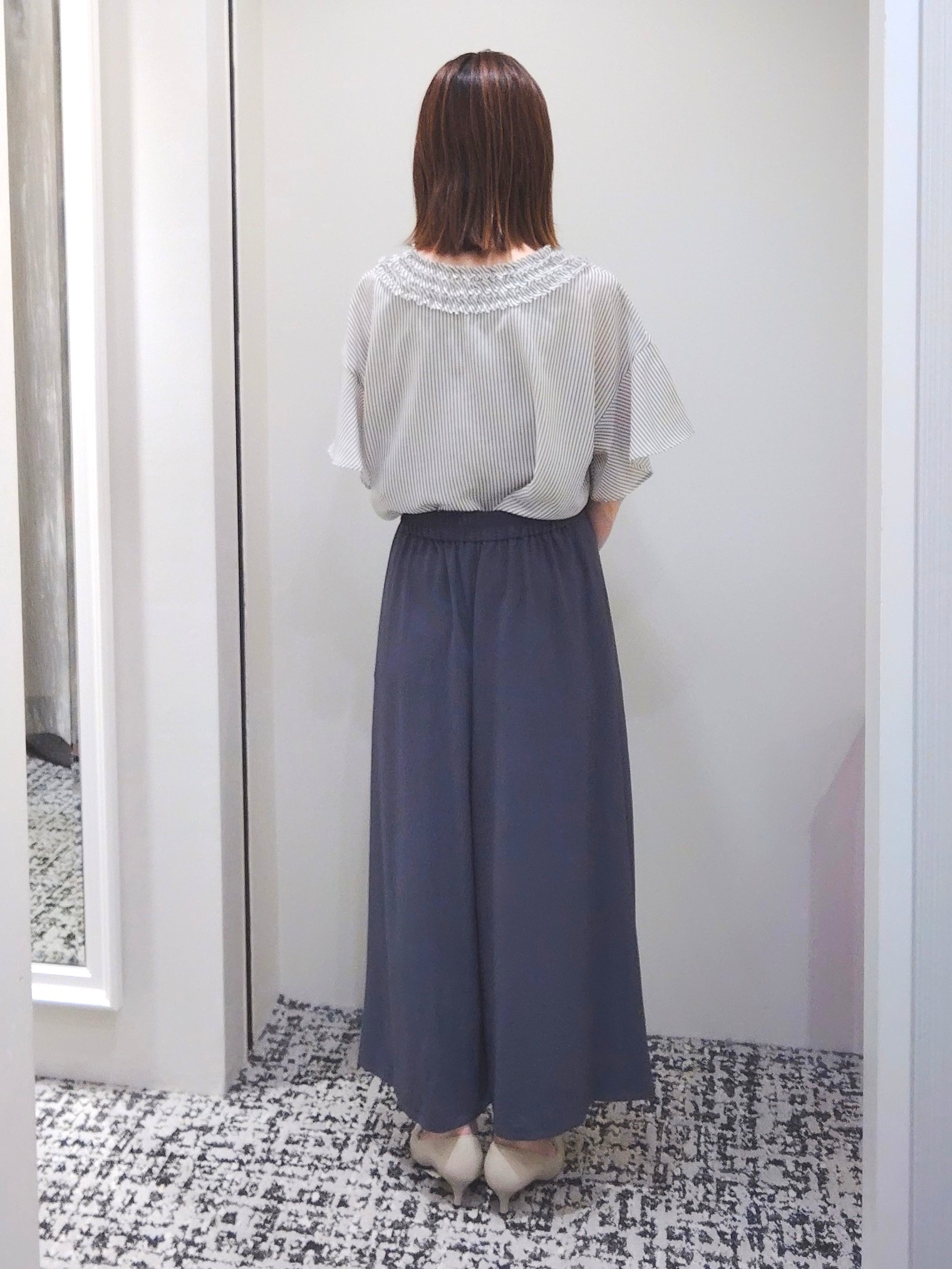 terumiさんの「UNTITLED｜【接触冷感/通気性/洗える】Vネックフリルブラウス」を使ったコーディネート
