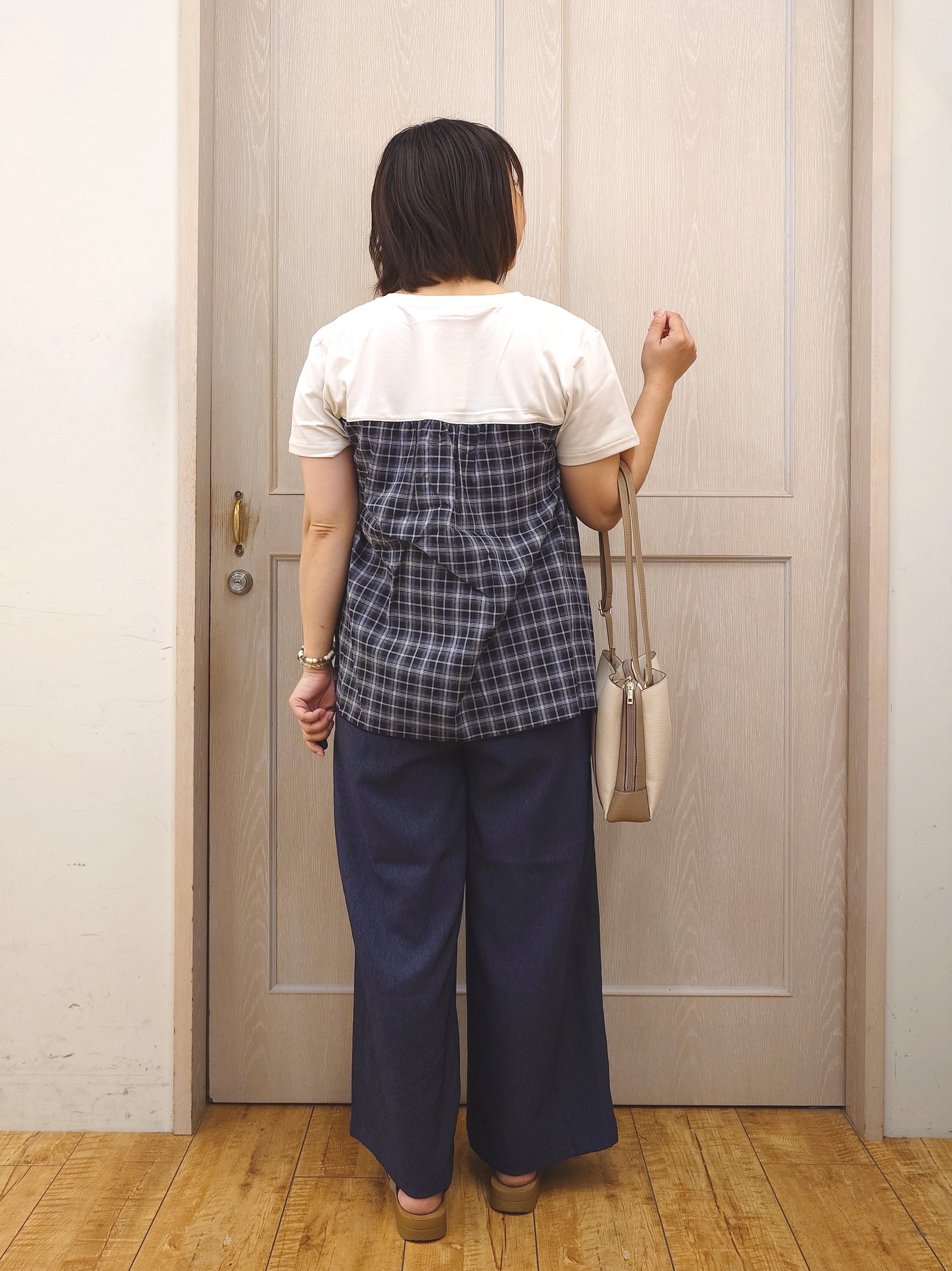 とろろさんの「SHOO･LA･RUE｜【S-LL/洗濯機可/体型カバー】インせずサマ見え ビスチェ風異素材ドッキングTシャツ」を使ったコーディネート