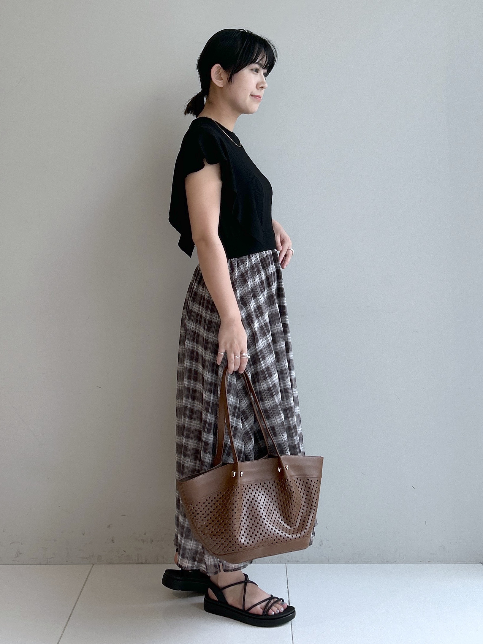 Hirokaさんの「grove｜【低身長さんも選べる着丈・洗濯機◎】1枚で華やか 肩フリルニットドッキングワンピース」を使ったコーディネート