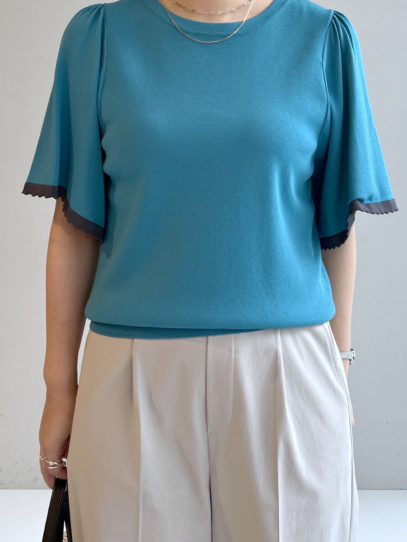 Hirokaさんの「grove｜高評価！【シリーズ累計36万枚！名品ニット】やわらかドライタッチ スカラップスリーブニット」を使ったコーディネート