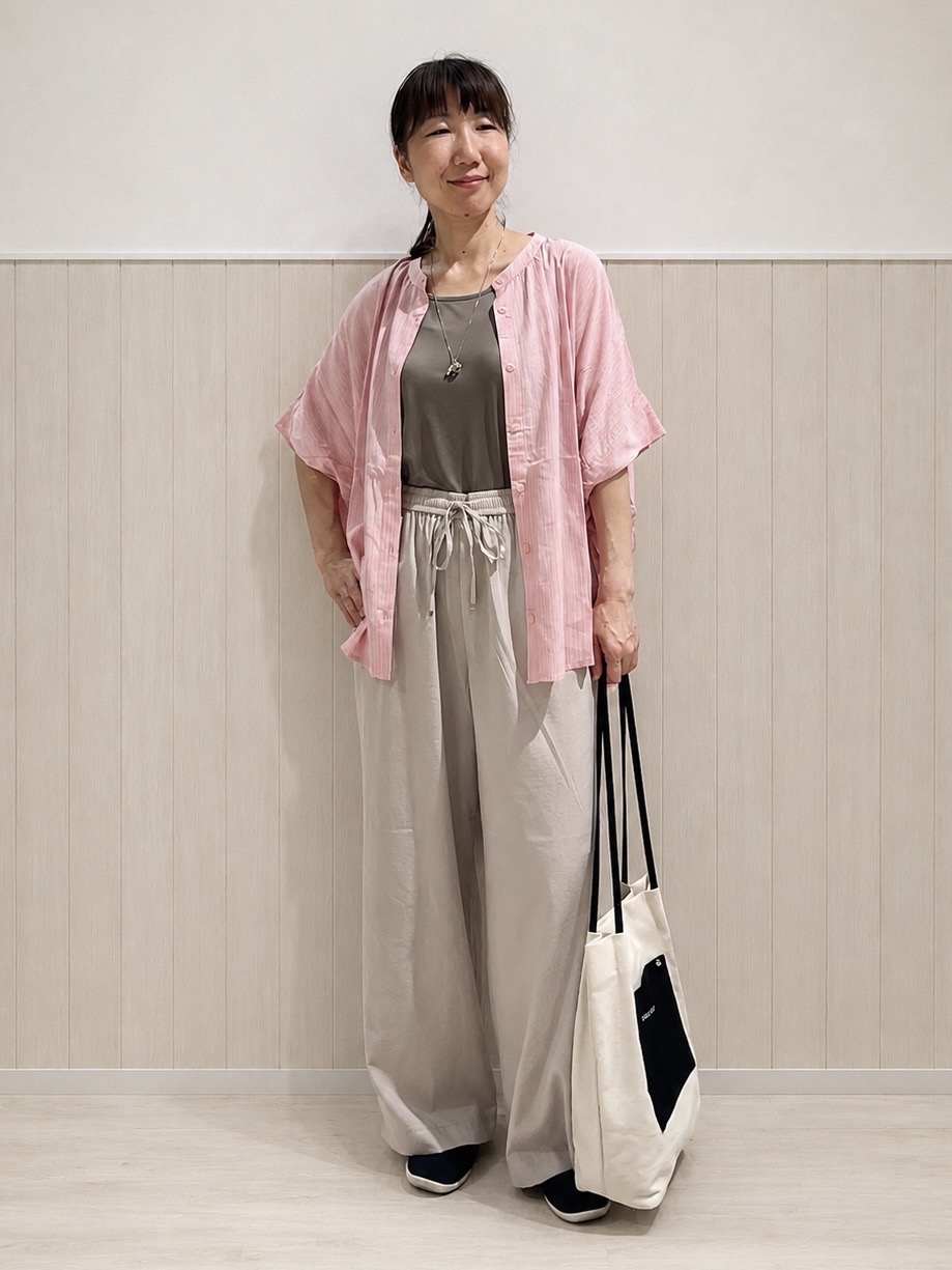 まつみさんの「SHOO･LA･RUE｜【洗濯機可/体型カバー】二の腕隠れる ゆるっとドルマンバンドカラーシャツ」を使ったコーディネート