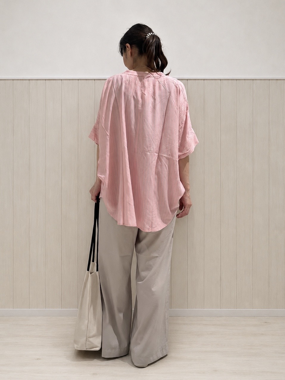 まつみさんの「SHOO･LA･RUE｜【洗濯機可/体型カバー】二の腕隠れる ゆるっとドルマンバンドカラーシャツ」を使ったコーディネート