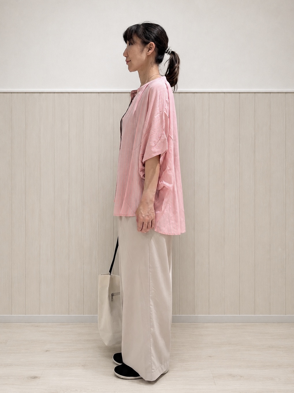 まつみさんの「SHOO･LA･RUE｜【洗濯機可/体型カバー】二の腕隠れる ゆるっとドルマンバンドカラーシャツ」を使ったコーディネート