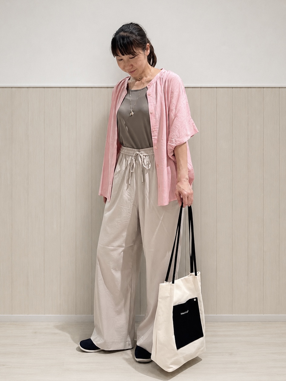 まつみさんの「SHOO･LA･RUE｜【洗濯機可/体型カバー】二の腕隠れる ゆるっとドルマンバンドカラーシャツ」を使ったコーディネート