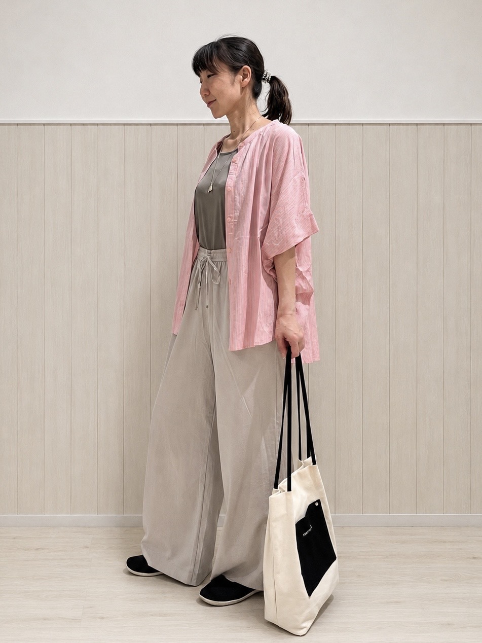 まつみさんの「SHOO･LA･RUE｜【洗濯機可/体型カバー】二の腕隠れる ゆるっとドルマンバンドカラーシャツ」を使ったコーディネート