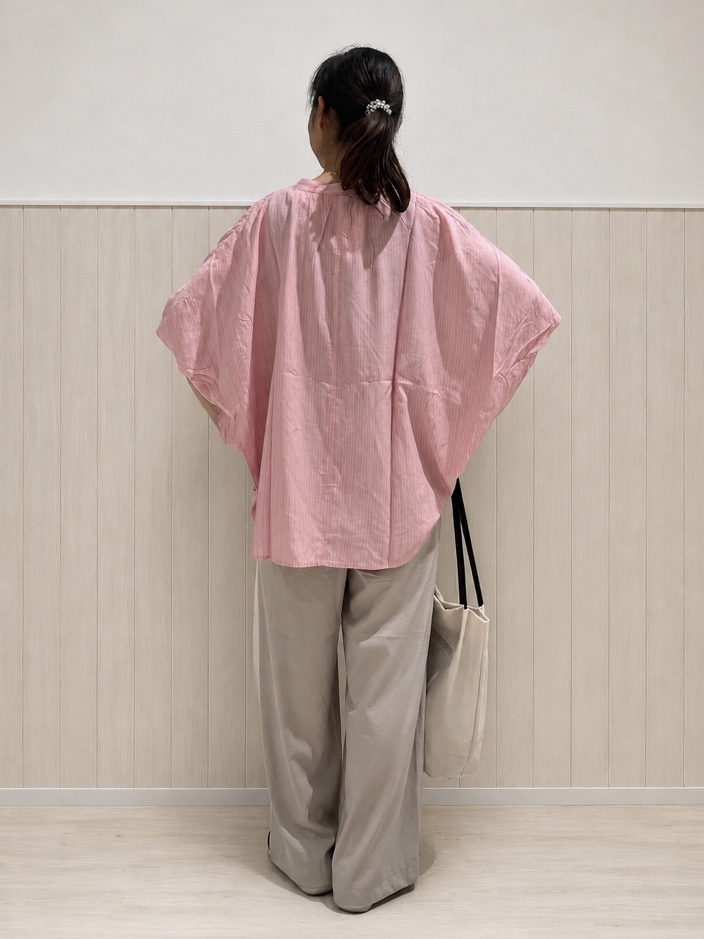 まつみさんの「SHOO･LA･RUE｜【洗濯機可/体型カバー】二の腕隠れる ゆるっとドルマンバンドカラーシャツ」を使ったコーディネート