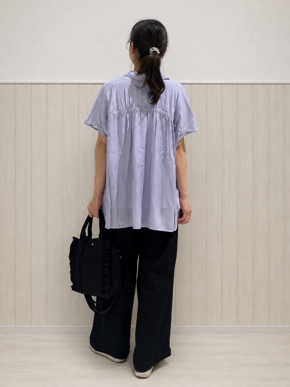 まつみさんの「SHOO･LA･RUE｜【UV/洗濯機可】ほんのりシアーで上品な バックギャザーブラウス」を使ったコーディネート