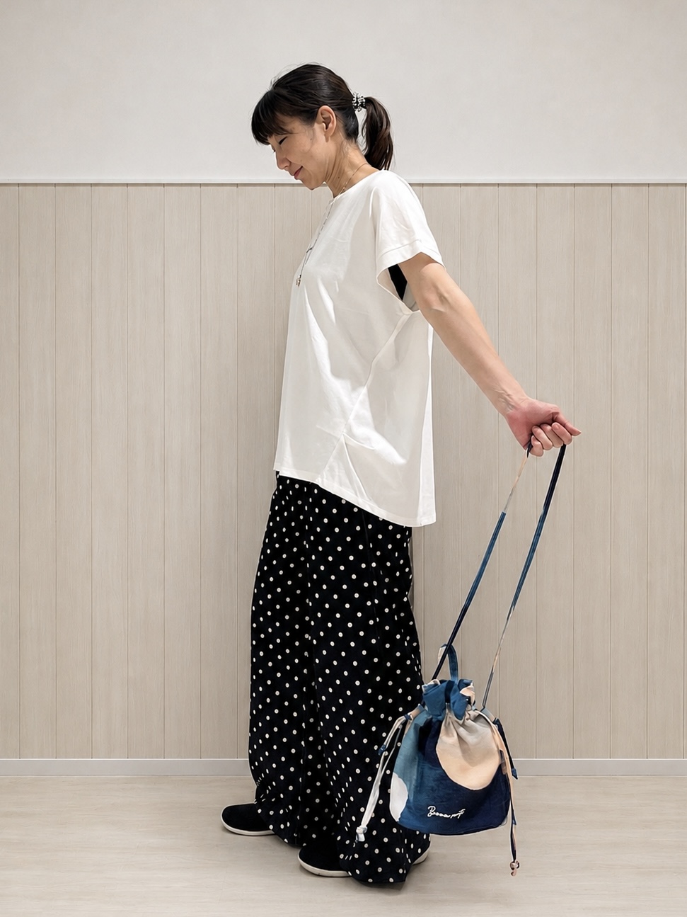 まつみさんの「SHOO･LA･RUE｜【汗じみ防止/S-LL/体型カバー/洗濯機可】汗じみが気になりにくい 大人の刺繍ロゴTシャツ」を使ったコーディネート