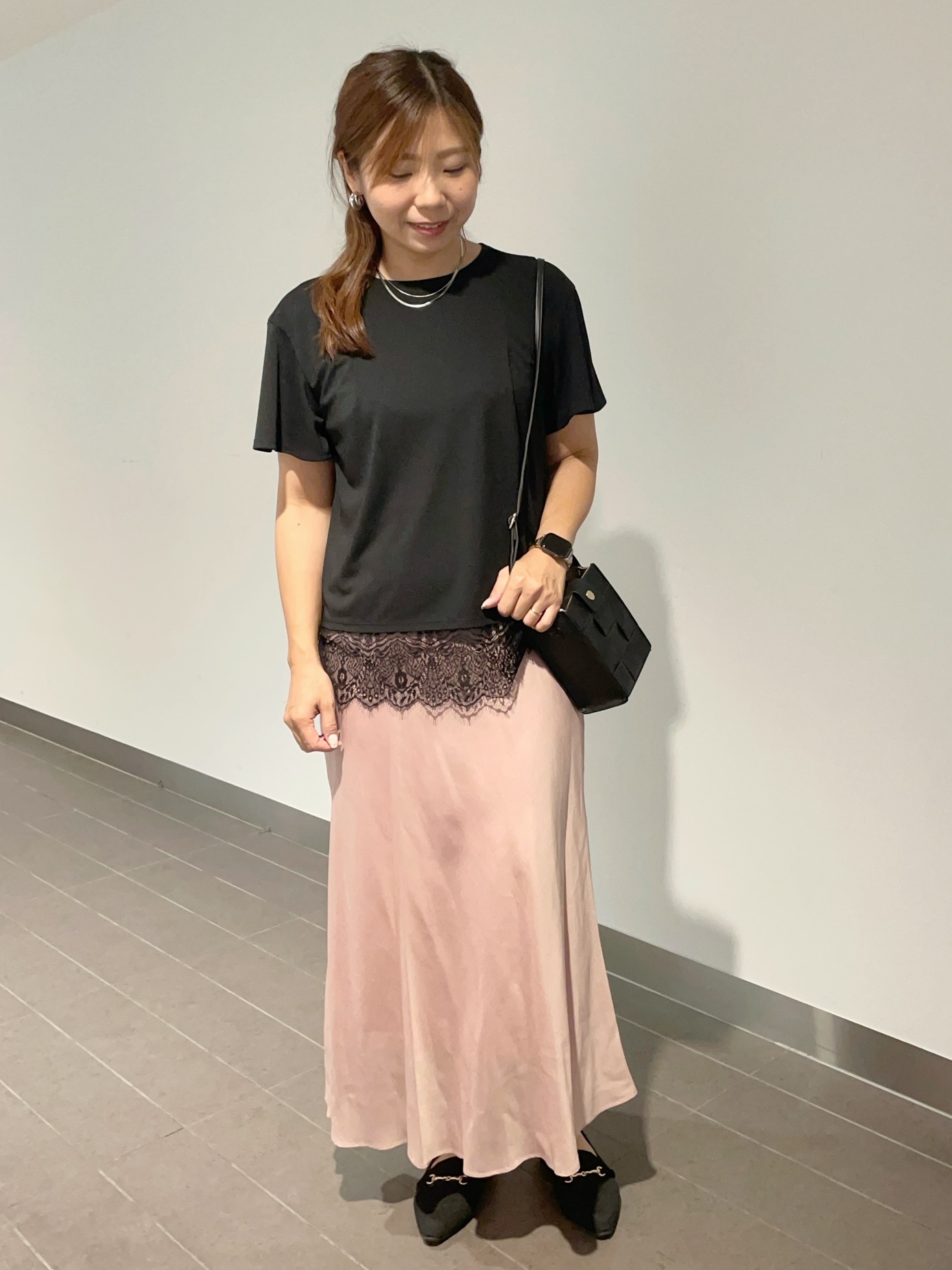 minoriさんの「COUP DE CHANCE｜【手洗い可／日本製／接触冷感】裾レースカットソー」を使ったコーディネート