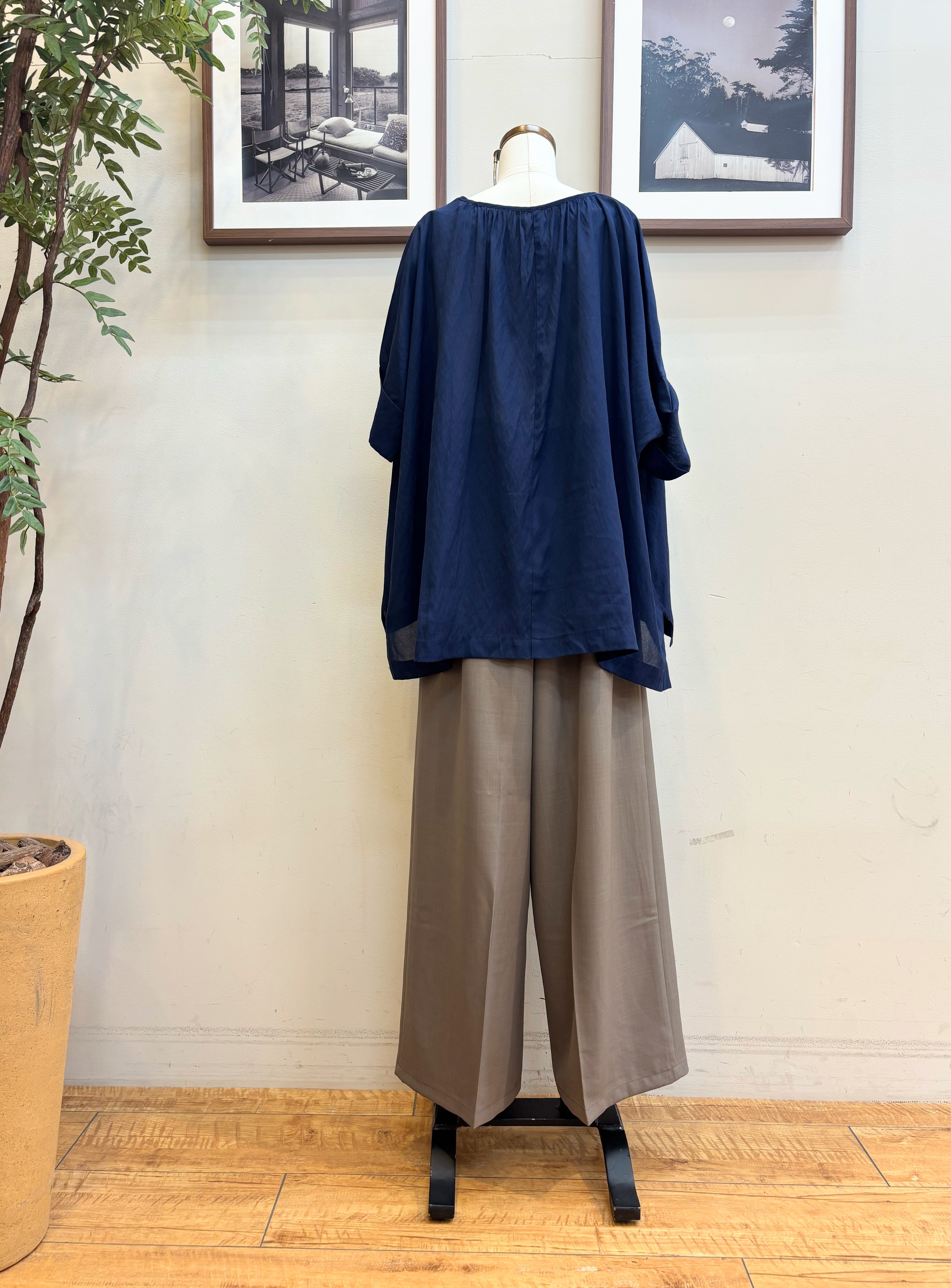 maiさんの「SHOO･LA･RUE｜【2点セット/洗濯機可】大人の抜け感 インせず決まるリボン付きブラウス＆タンクトップ」を使ったコーディネート