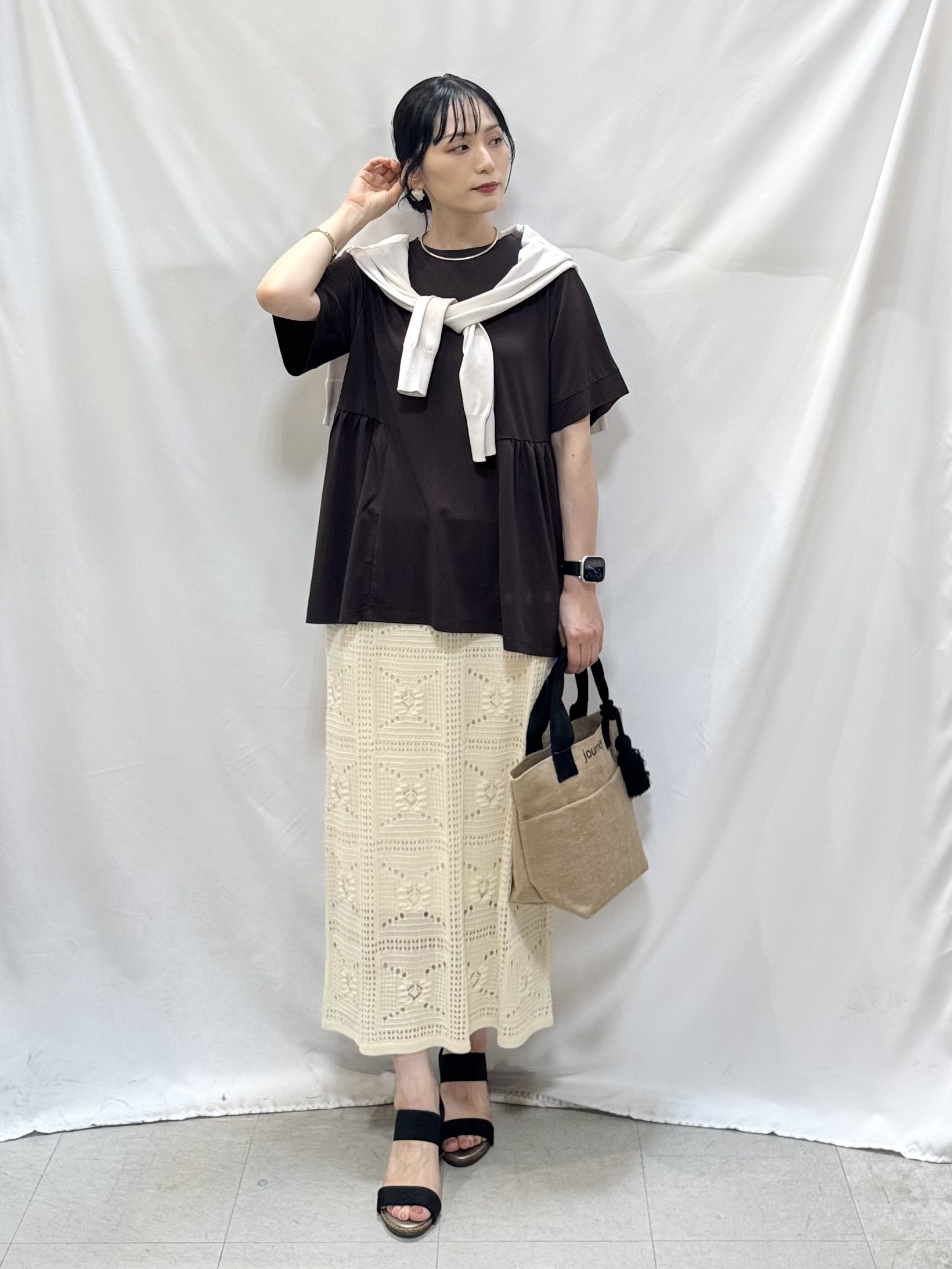 𝐇𝐢𝐫𝐨𝐦𝐢さんの「SHOO･LA･RUE｜【洗濯機可/UV】さらっとしたタッチが心地よい ショート丈 Vネックカーディガン」を使ったコーディネート