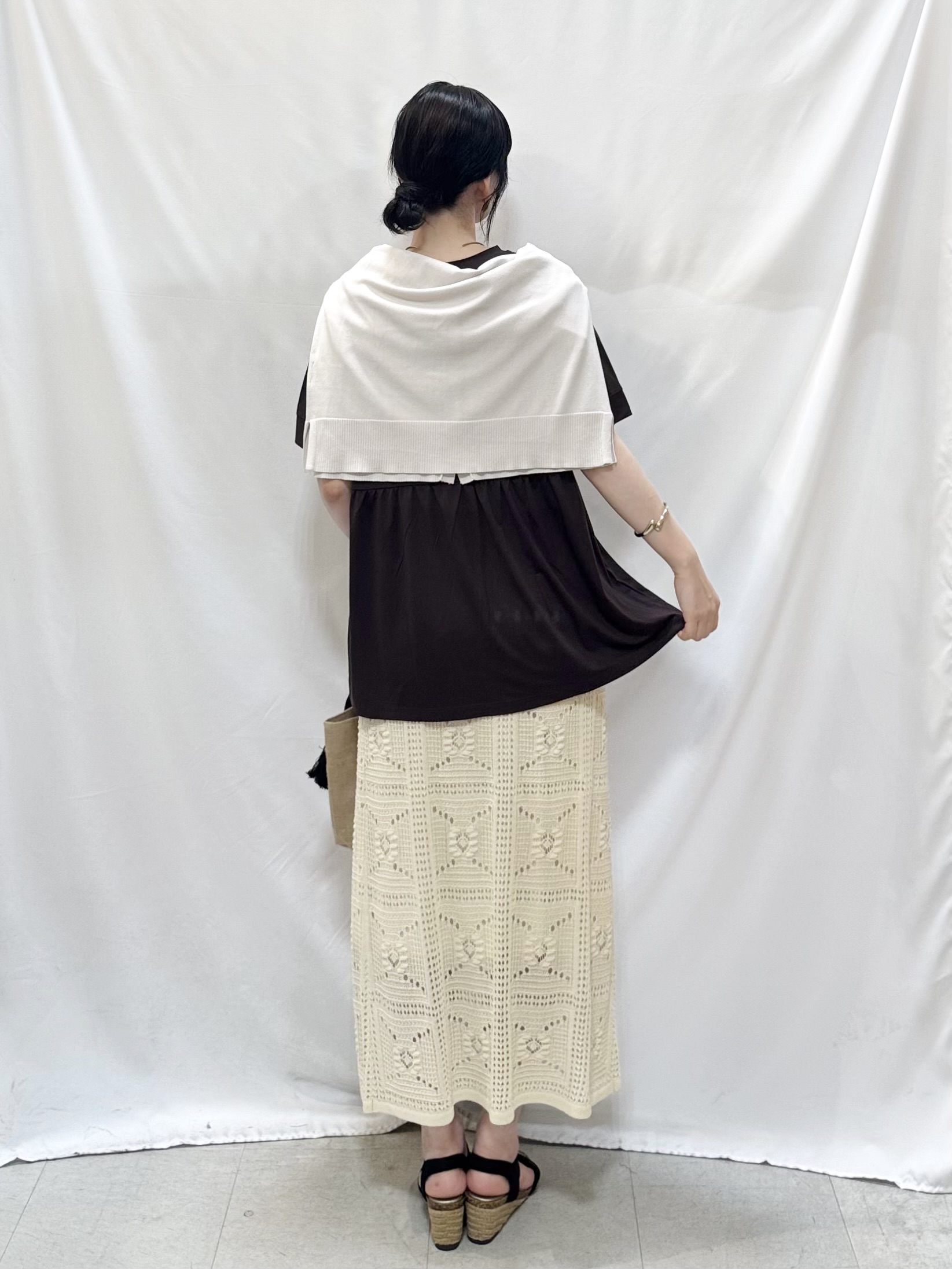 𝐇𝐢𝐫𝐨𝐦𝐢さんの「SHOO･LA･RUE｜【洗濯機可/UV】さらっとしたタッチが心地よい ショート丈 Vネックカーディガン」を使ったコーディネート