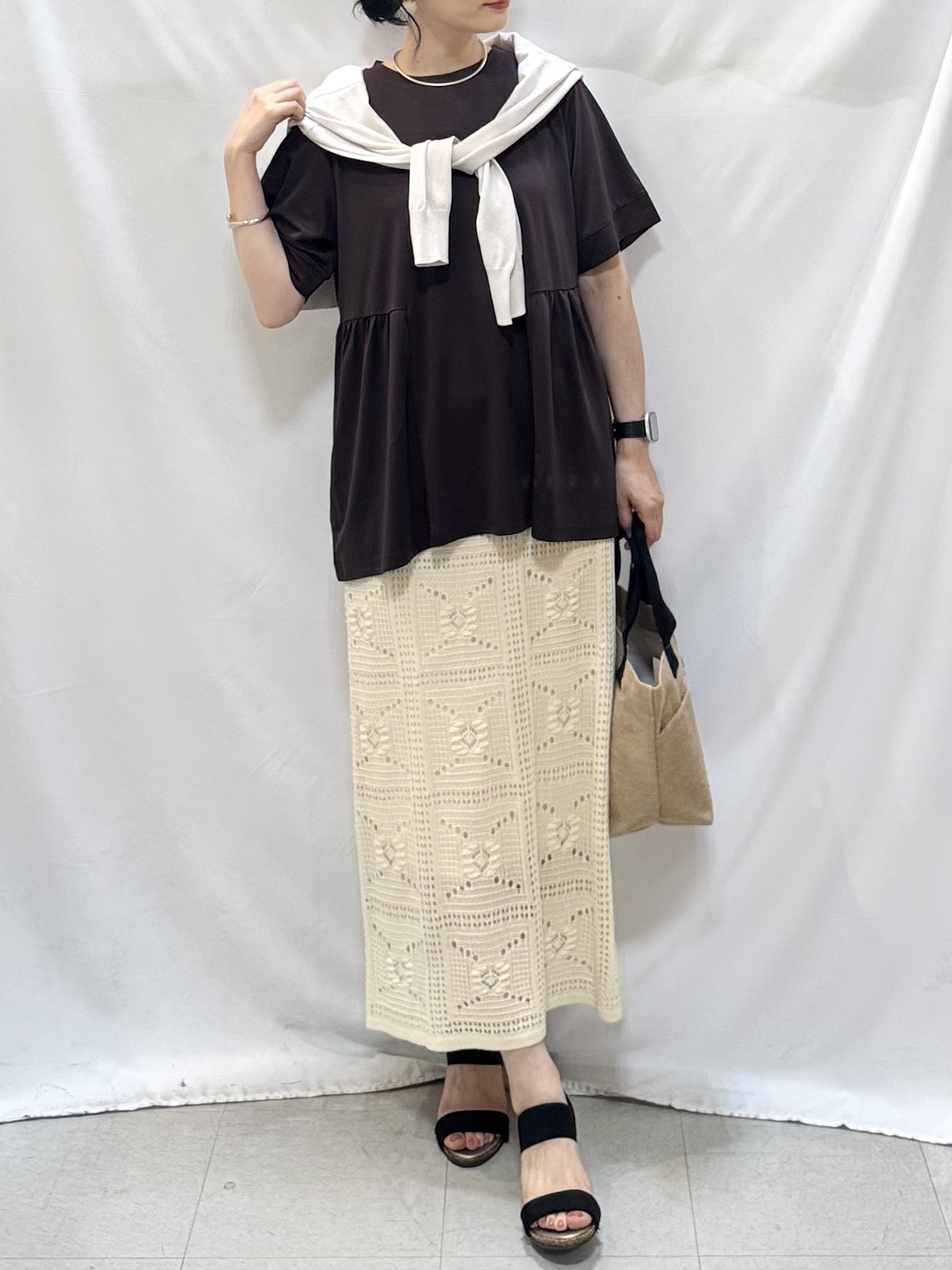 𝐇𝐢𝐫𝐨𝐦𝐢さんの「SHOO･LA･RUE｜【洗濯機可/UV】さらっとしたタッチが心地よい ショート丈 Vネックカーディガン」を使ったコーディネート