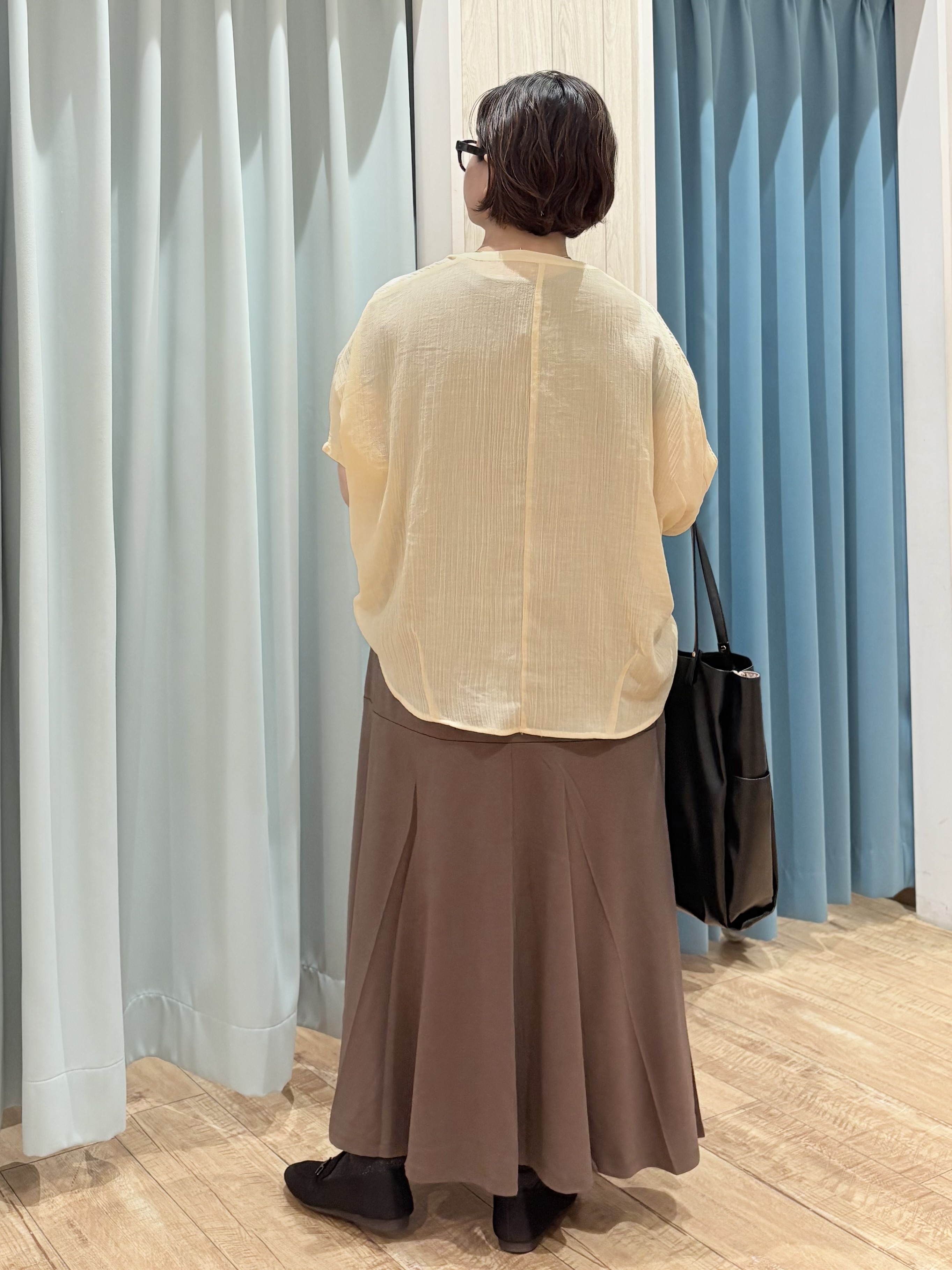 砂糖さんの「SHOO･LA･RUE｜【洗濯機可/選べる6色】程よいシアー感が涼し気 ゆったりワッシャードルマンブラウス」を使ったコーディネート