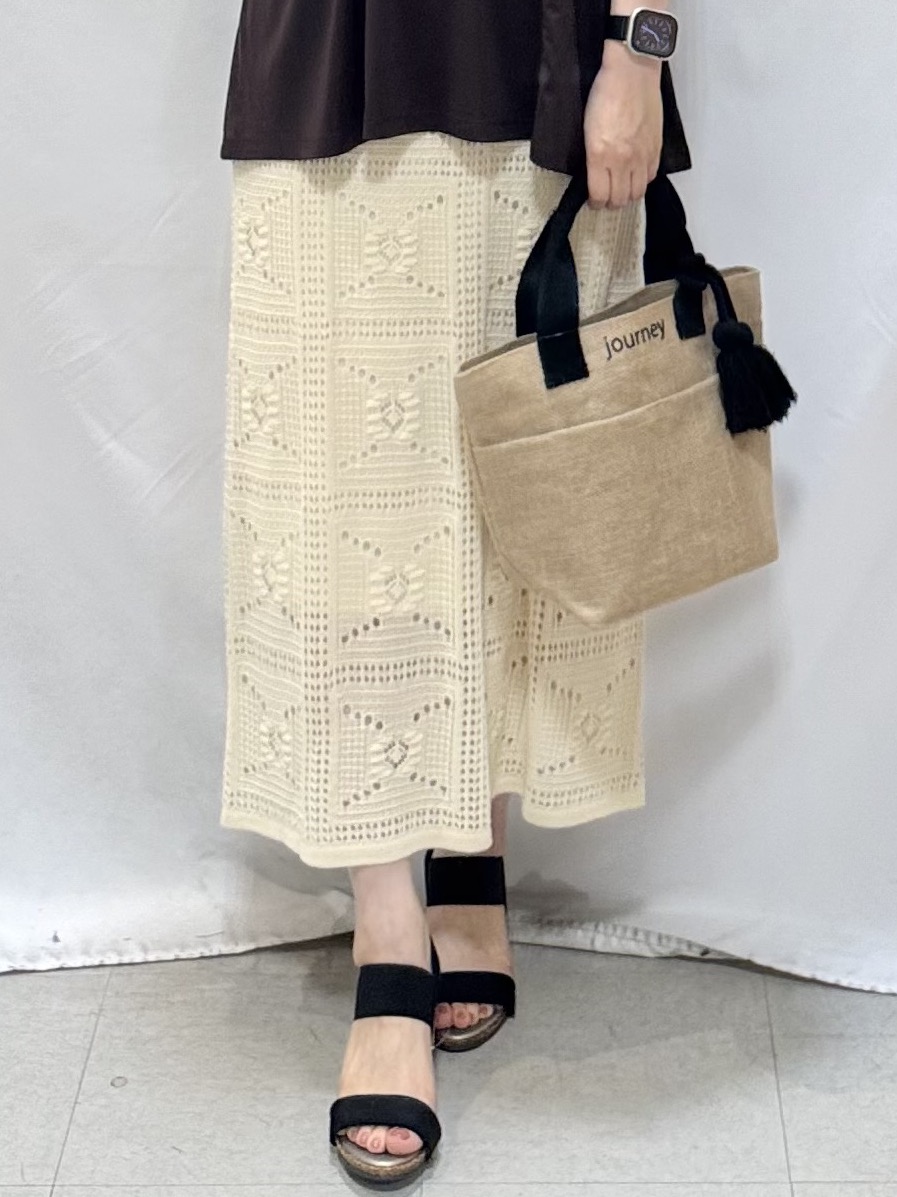 𝐇𝐢𝐫𝐨𝐦𝐢さんの「SHOO･LA･RUE｜【洗濯機可/UV】さらっとしたタッチが心地よい ショート丈 Vネックカーディガン」を使ったコーディネート
