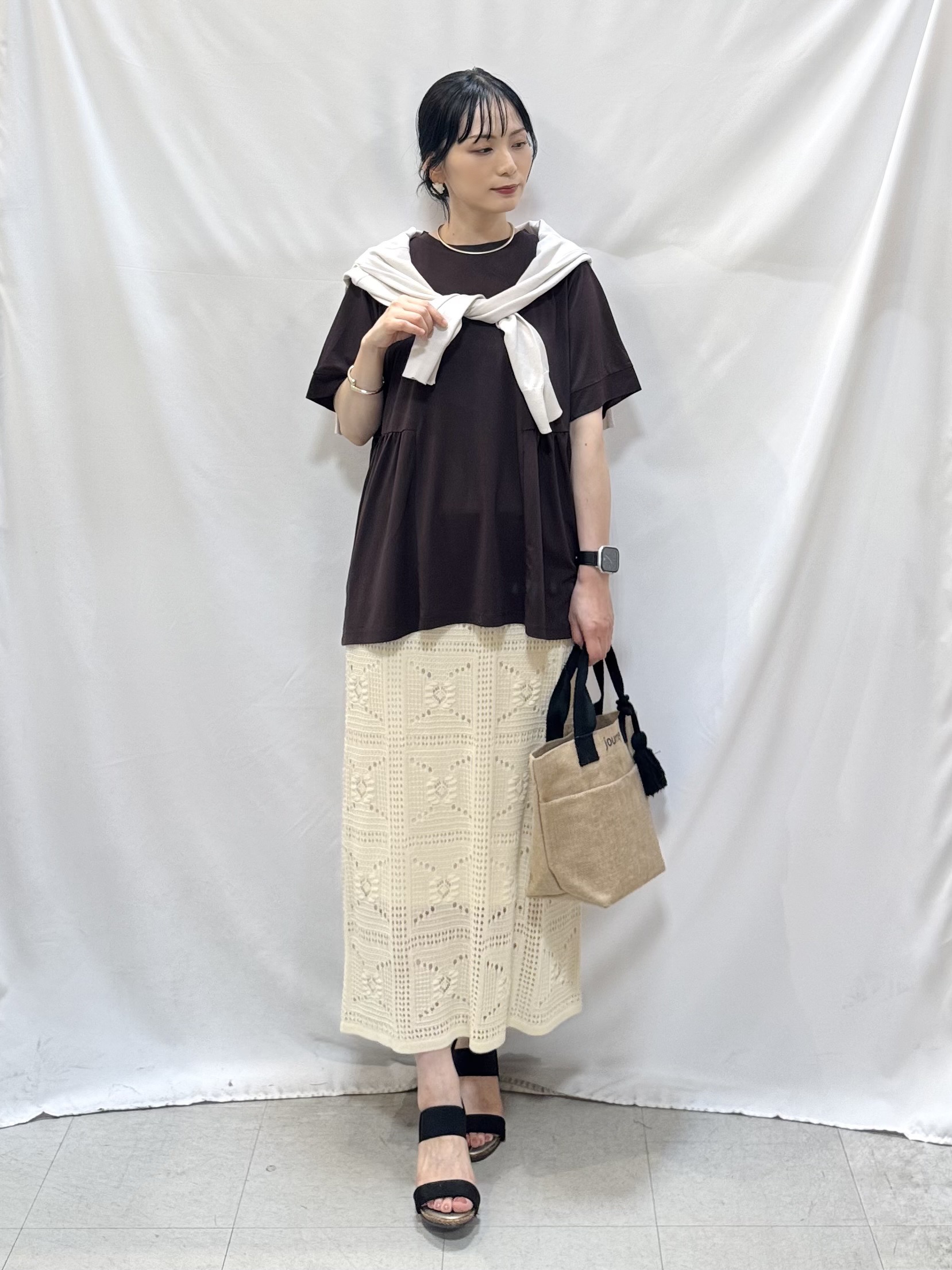 𝐇𝐢𝐫𝐨𝐦𝐢さんの「SHOO･LA･RUE｜【洗濯機可/UV】さらっとしたタッチが心地よい ショート丈 Vネックカーディガン」を使ったコーディネート