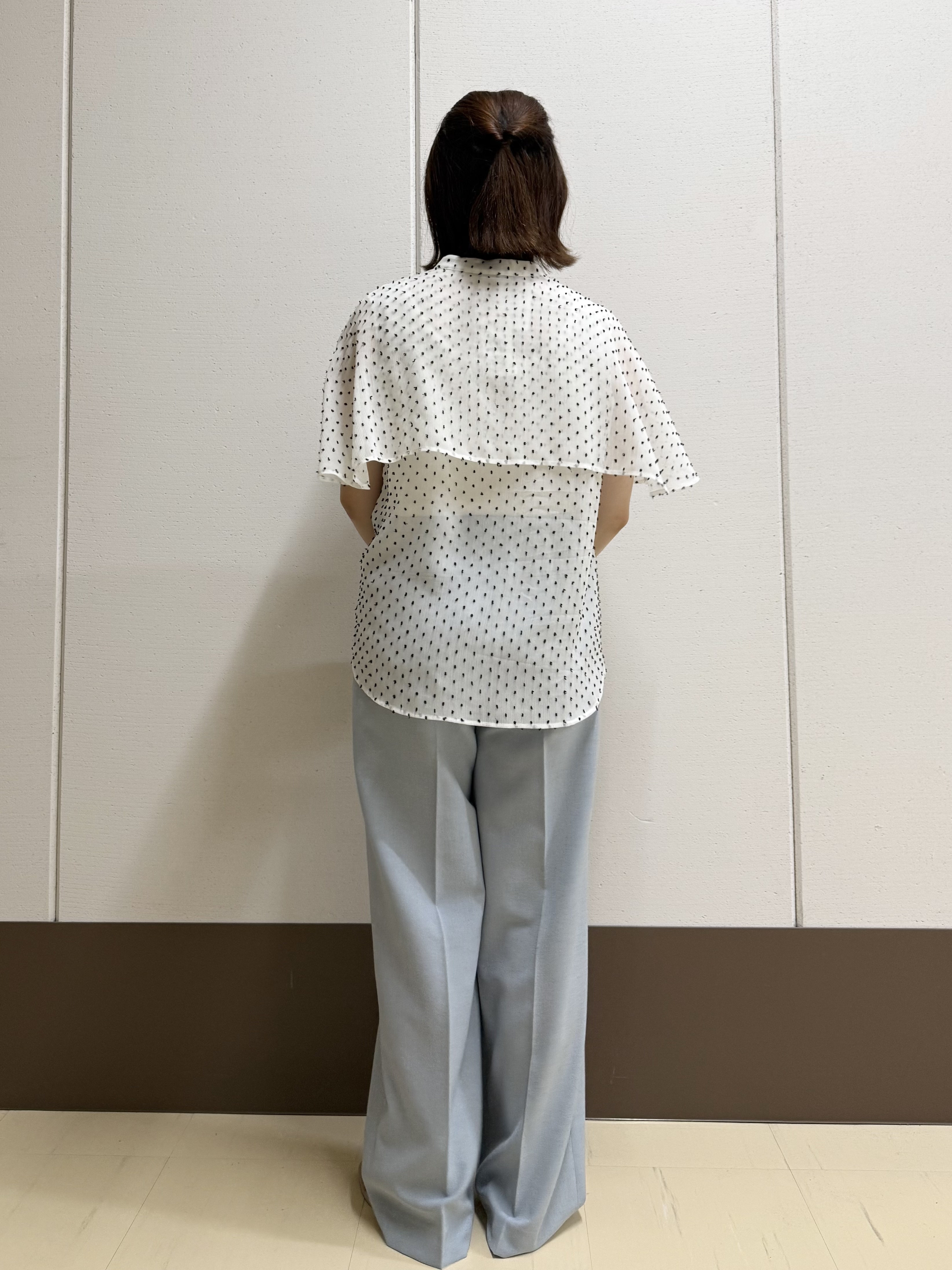 Rikoさんの「INDIVI｜【洗える／ドットモチーフ】ケープスリーブブラウス」を使ったコーディネート