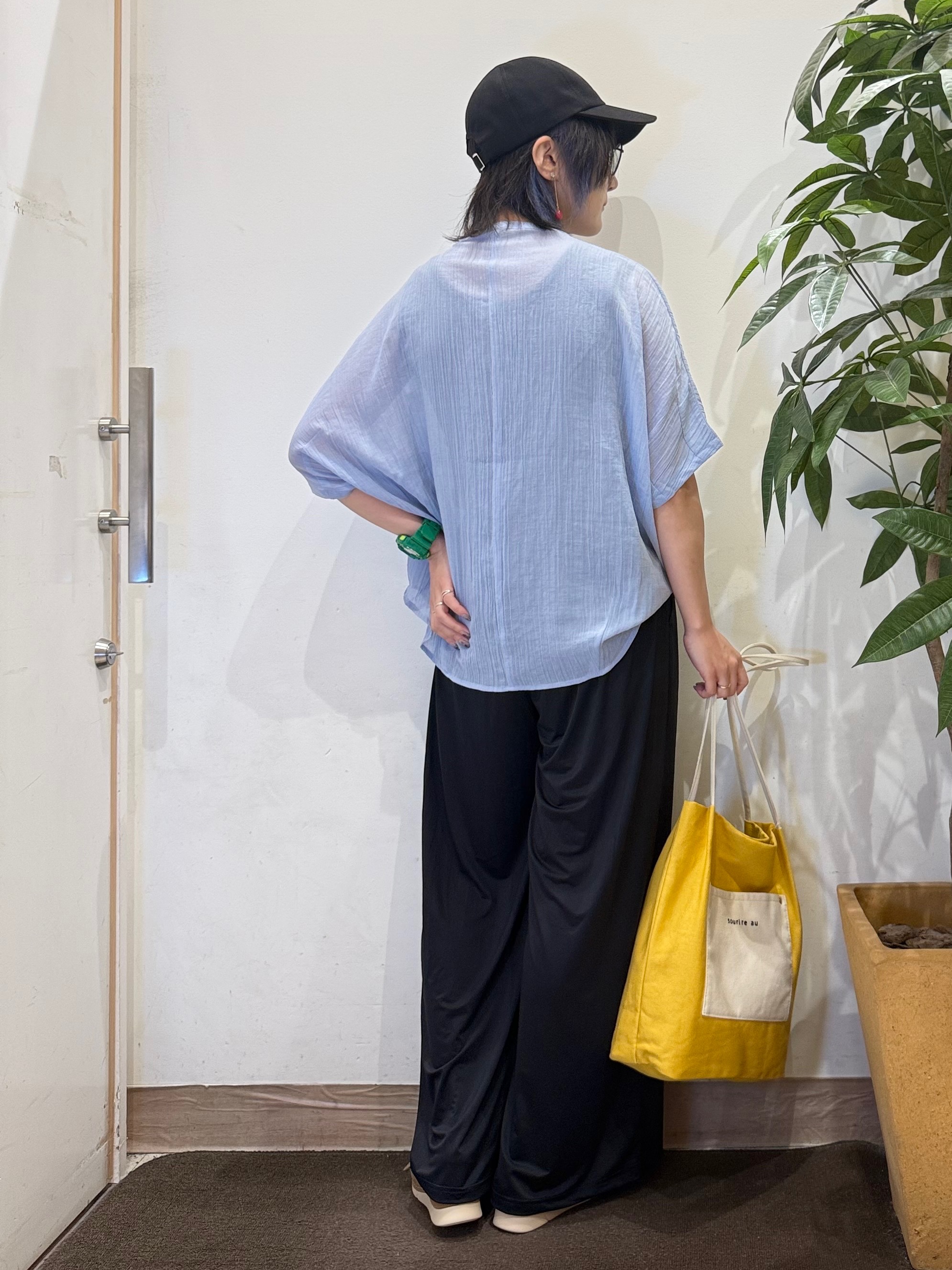 misakiさんの「SHOO･LA･RUE｜【洗濯機可/選べる6色】程よいシアー感が涼し気 ゆったりワッシャードルマンブラウス」を使ったコーディネート