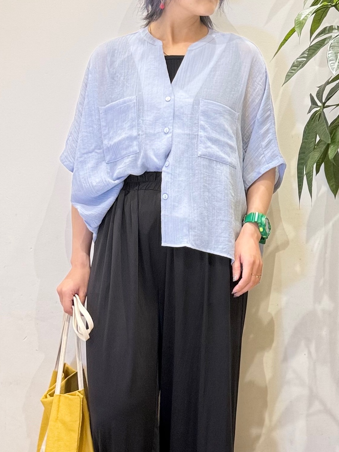 misakiさんの「SHOO･LA･RUE｜【洗濯機可/選べる6色】程よいシアー感が涼し気 ゆったりワッシャードルマンブラウス」を使ったコーディネート