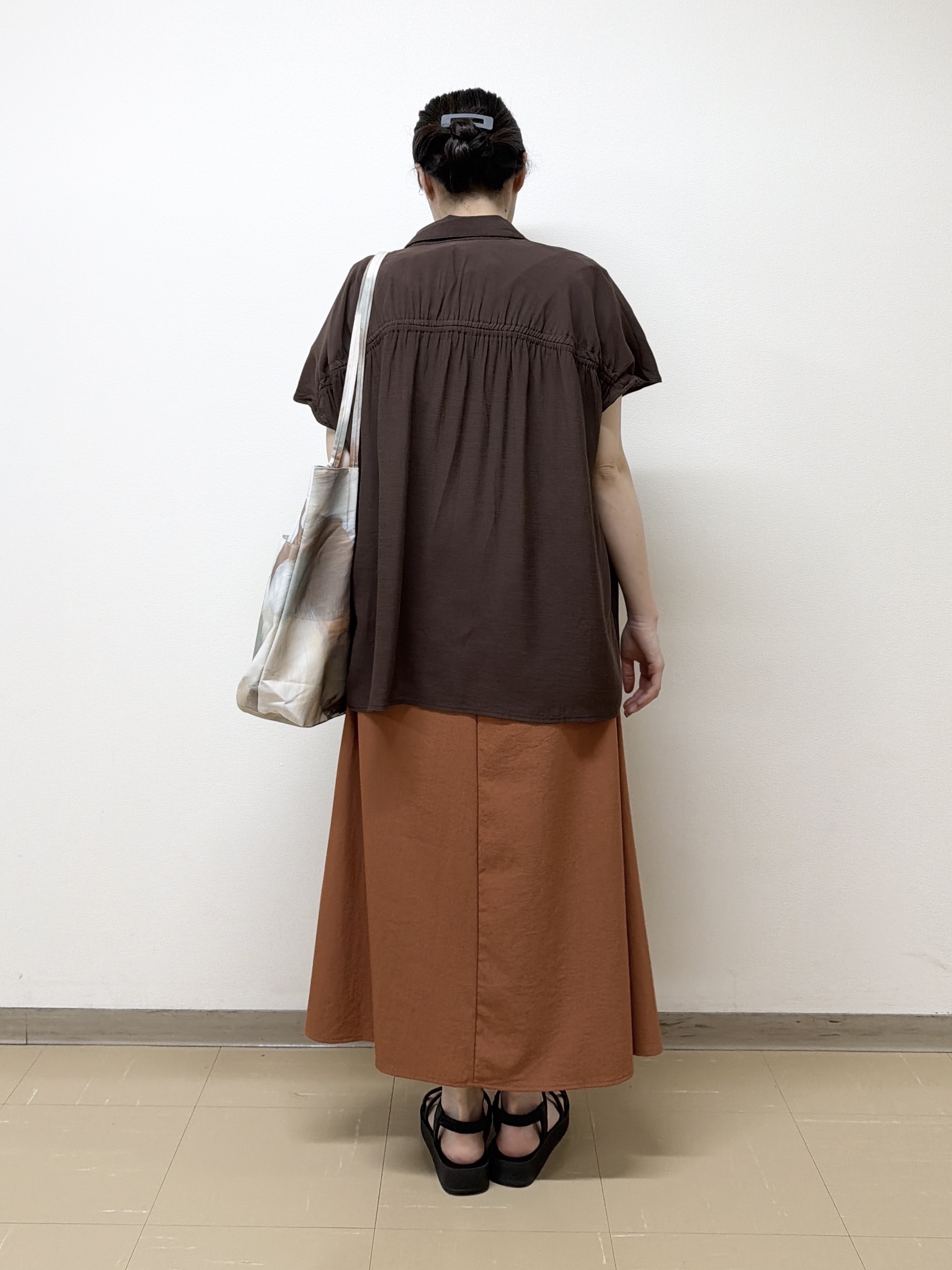 あんづさんの「SHOO･LA･RUE｜【UV/洗濯機可】ほんのりシアーで上品な バックギャザーブラウス」を使ったコーディネート
