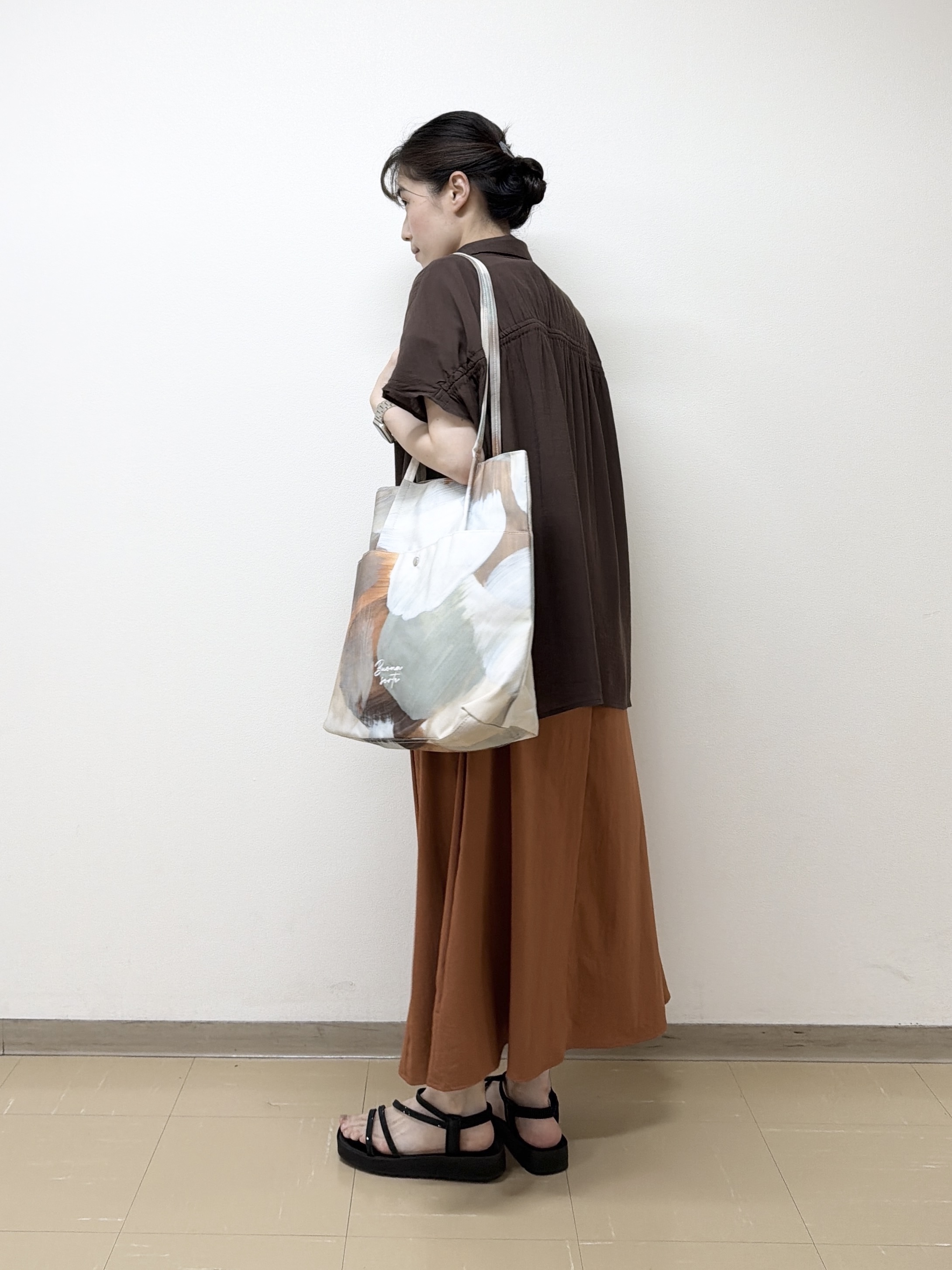 あんづさんの「SHOO･LA･RUE｜【UV/洗濯機可】ほんのりシアーで上品な バックギャザーブラウス」を使ったコーディネート