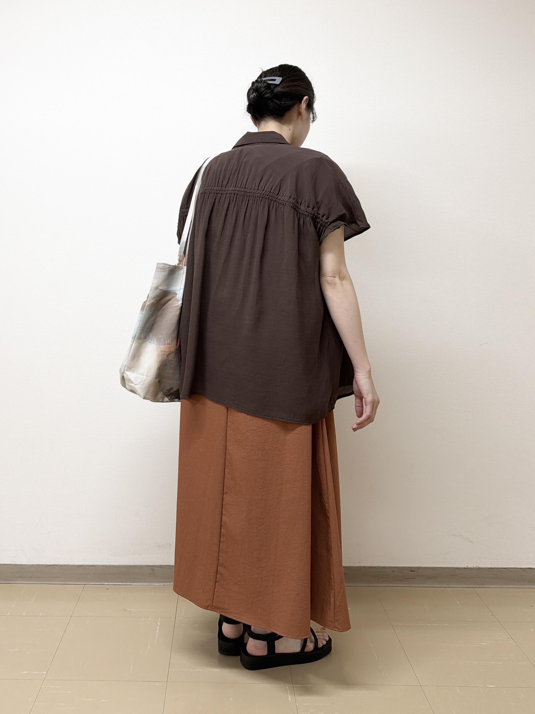 あんづさんの「SHOO･LA･RUE｜【UV/洗濯機可】ほんのりシアーで上品な バックギャザーブラウス」を使ったコーディネート