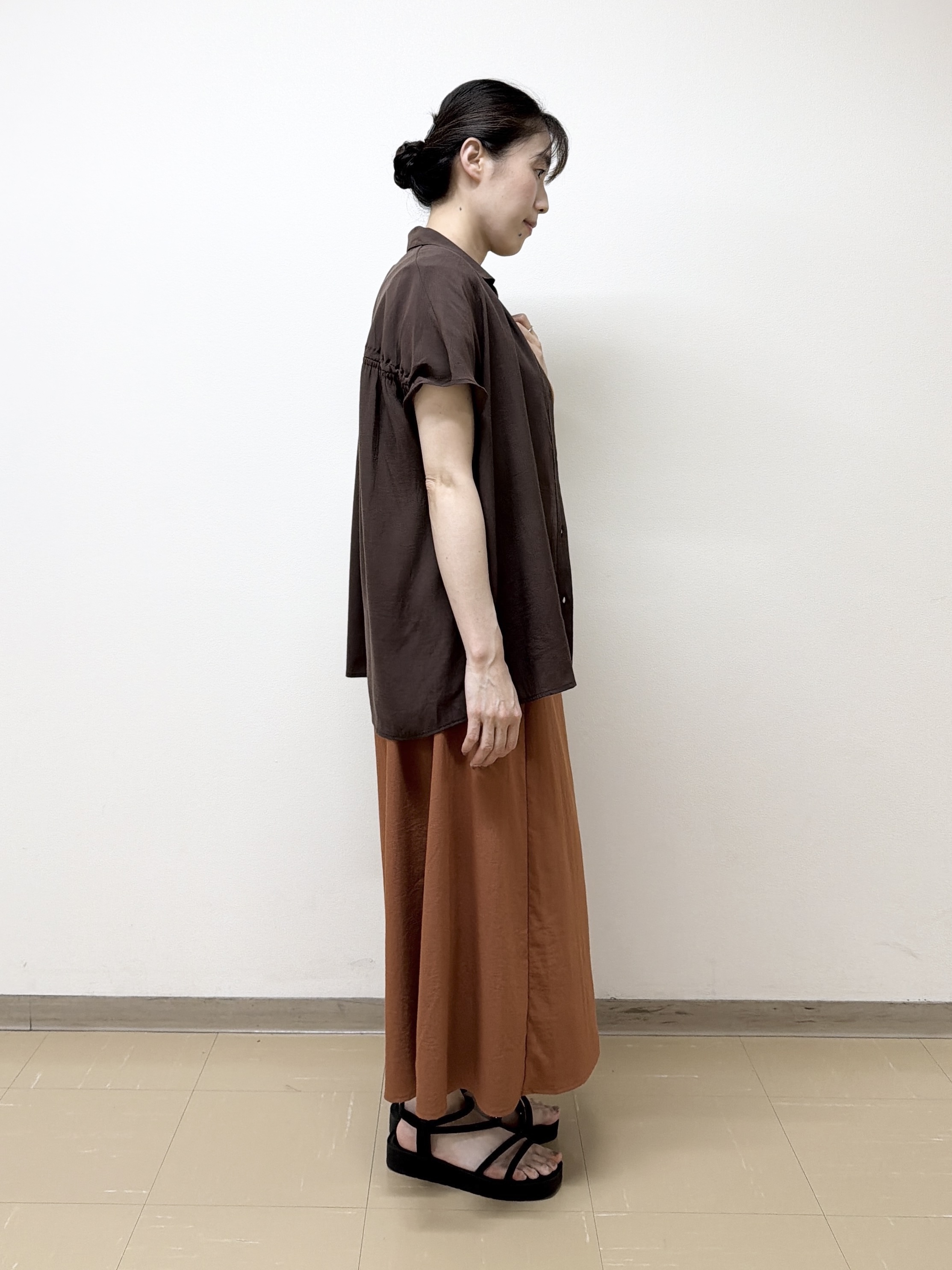 あんづさんの「SHOO･LA･RUE｜【UV/洗濯機可】ほんのりシアーで上品な バックギャザーブラウス」を使ったコーディネート