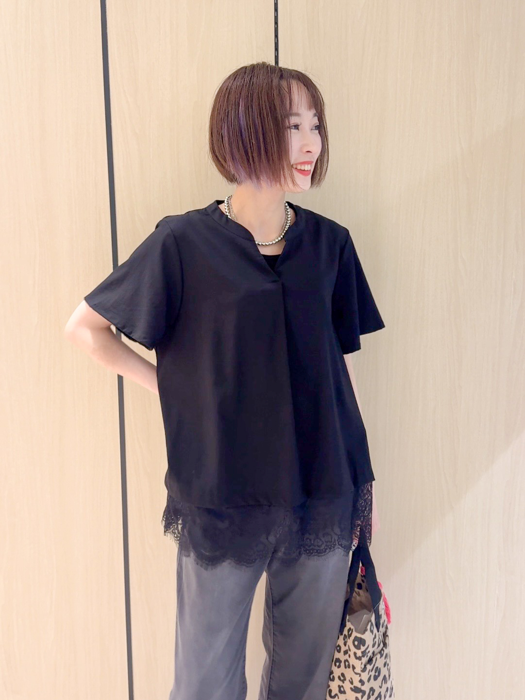 𝐜𝐡𝐢𝐤𝐚さんの「SHOO･LA･RUE｜【S-LL/洗濯機可】軽凛(かろりん) 楽に着られて上品 裾レーススキッパーブラウス」を使ったコーディネート